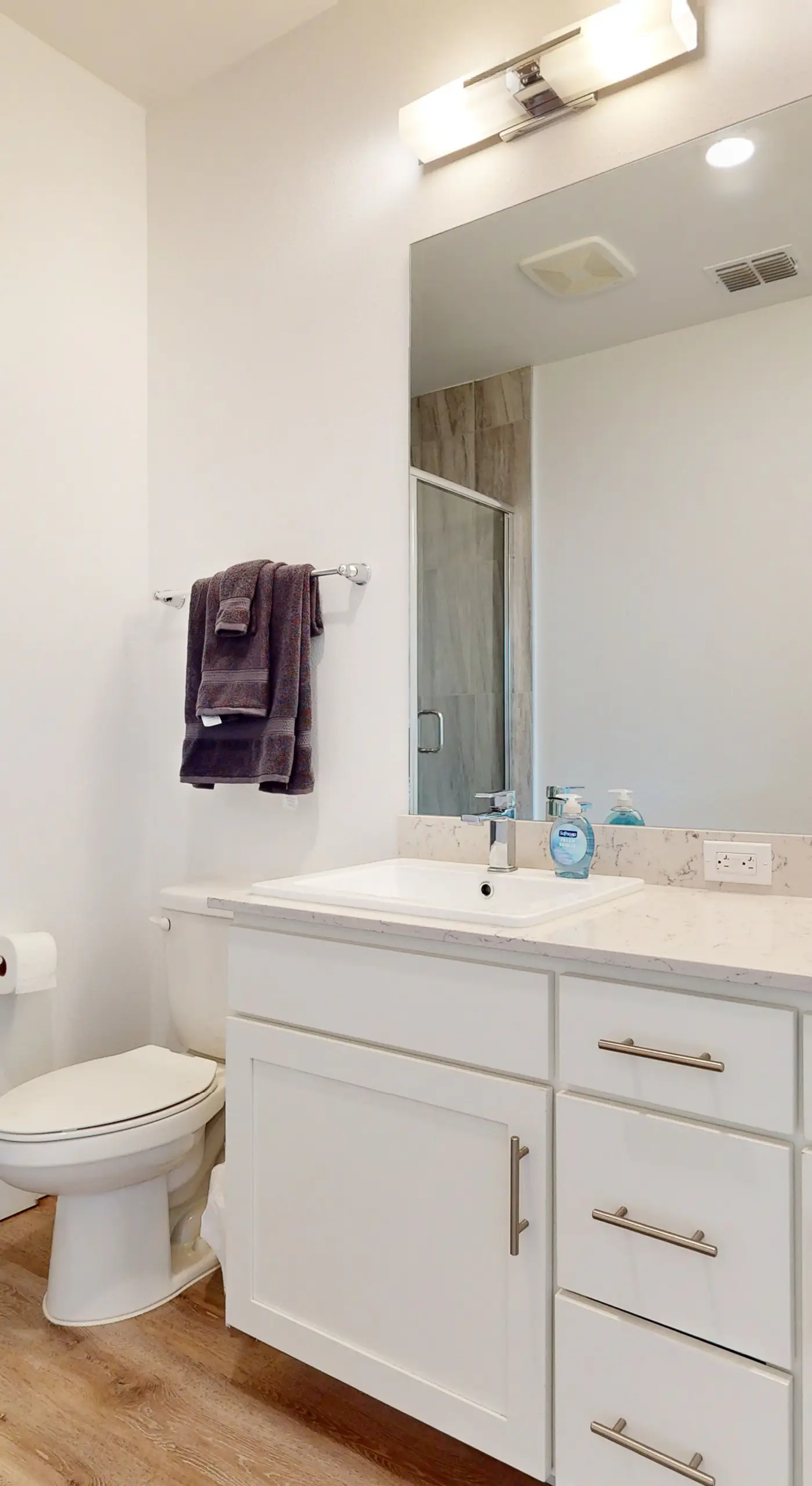 2 Mi to UF Campus! Modern Luxury Apt w/ Pool