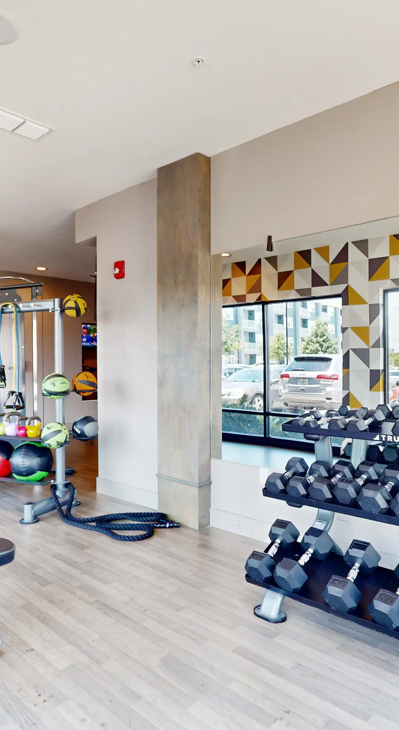2 Mi to UF Campus! Modern Luxury Apt w/ Pool