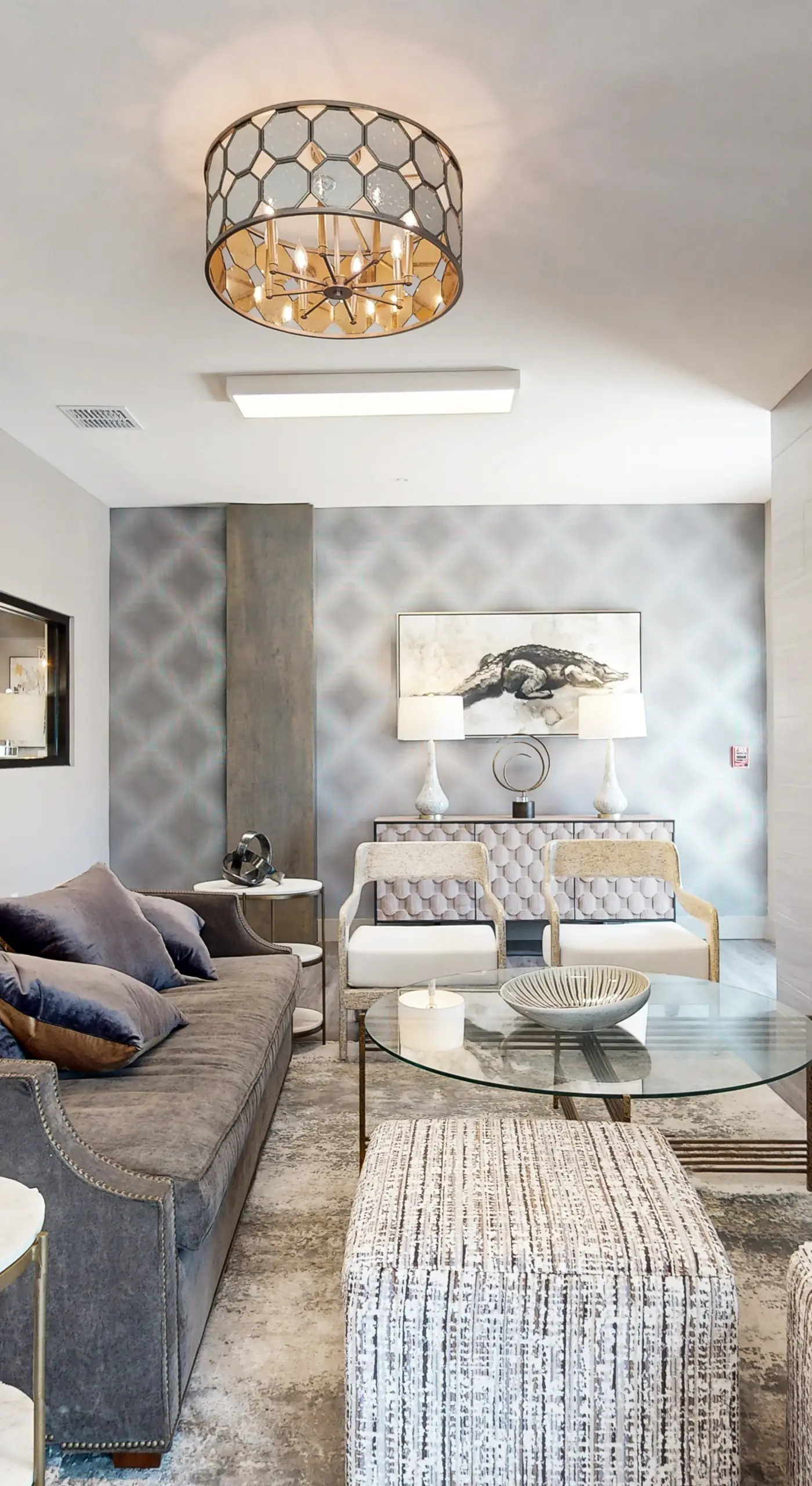 2 Mi to UF Campus! Modern Luxury Apt w/ Pool