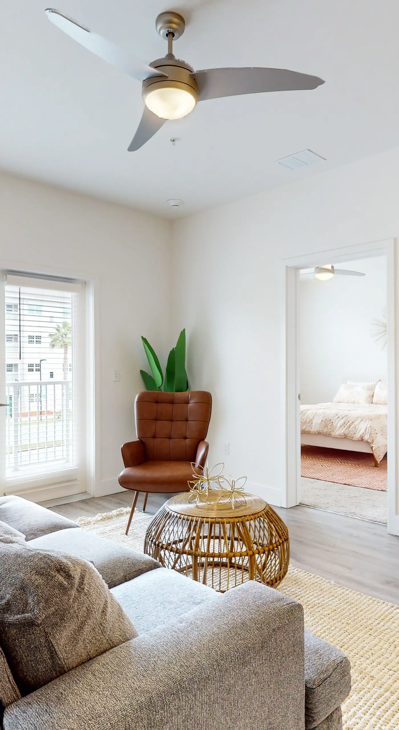 2 Mi to UF Campus! Modern Luxury Apt w/ Pool
