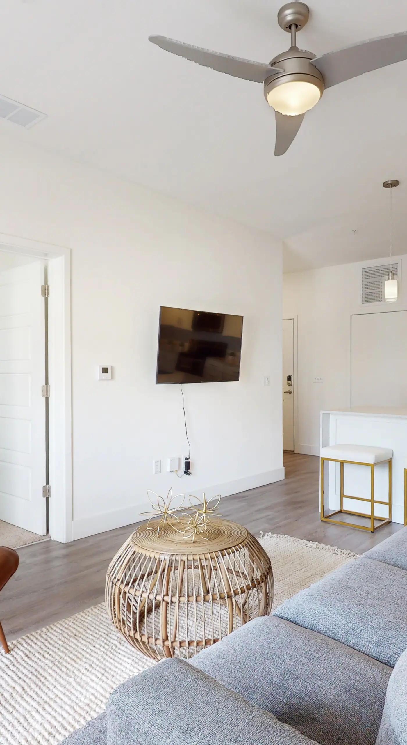 2 Mi to UF Campus! Modern Luxury Apt w/ Pool