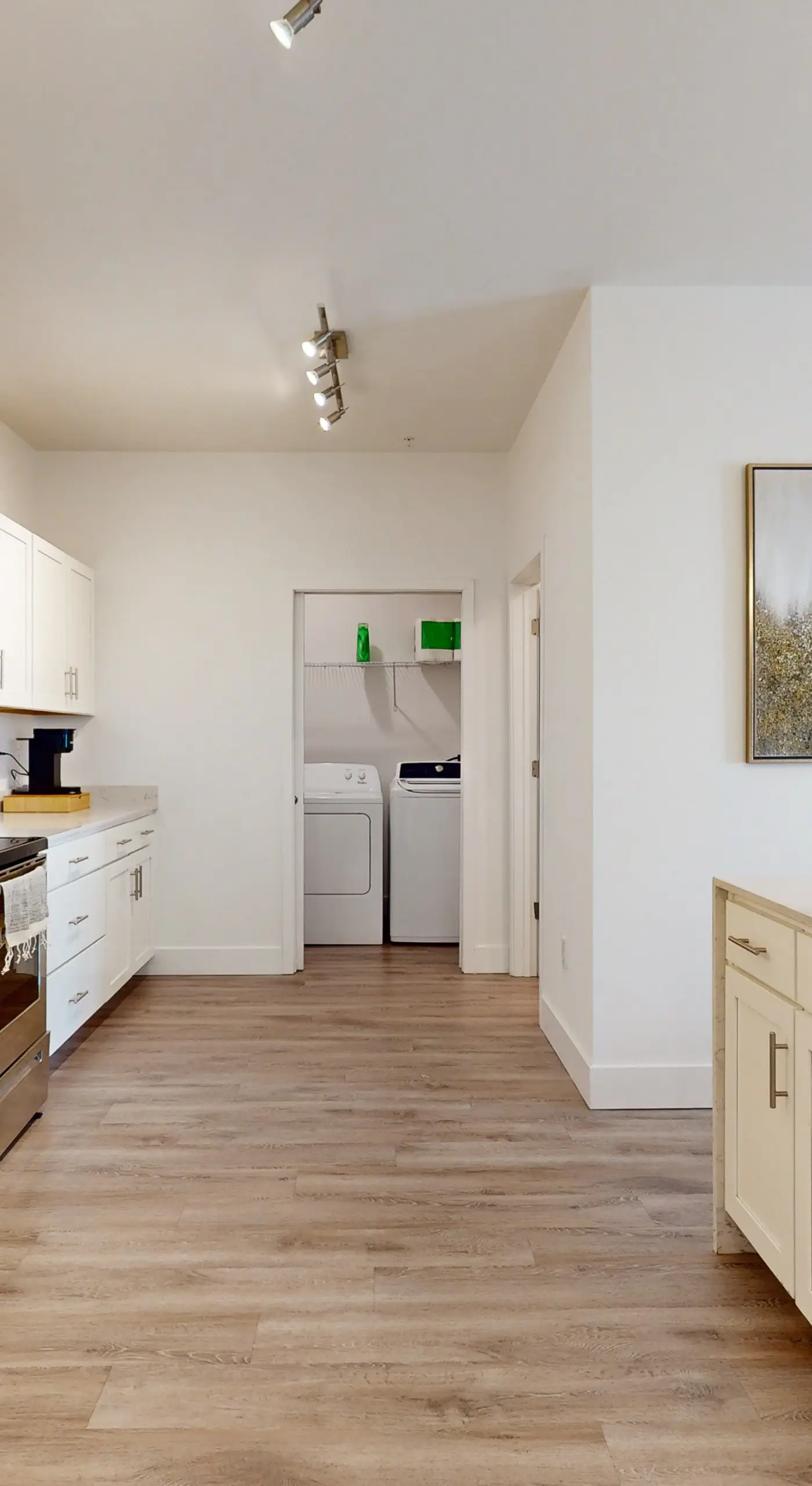 2 Mi to UF Campus! Modern Luxury Apt w/ Pool