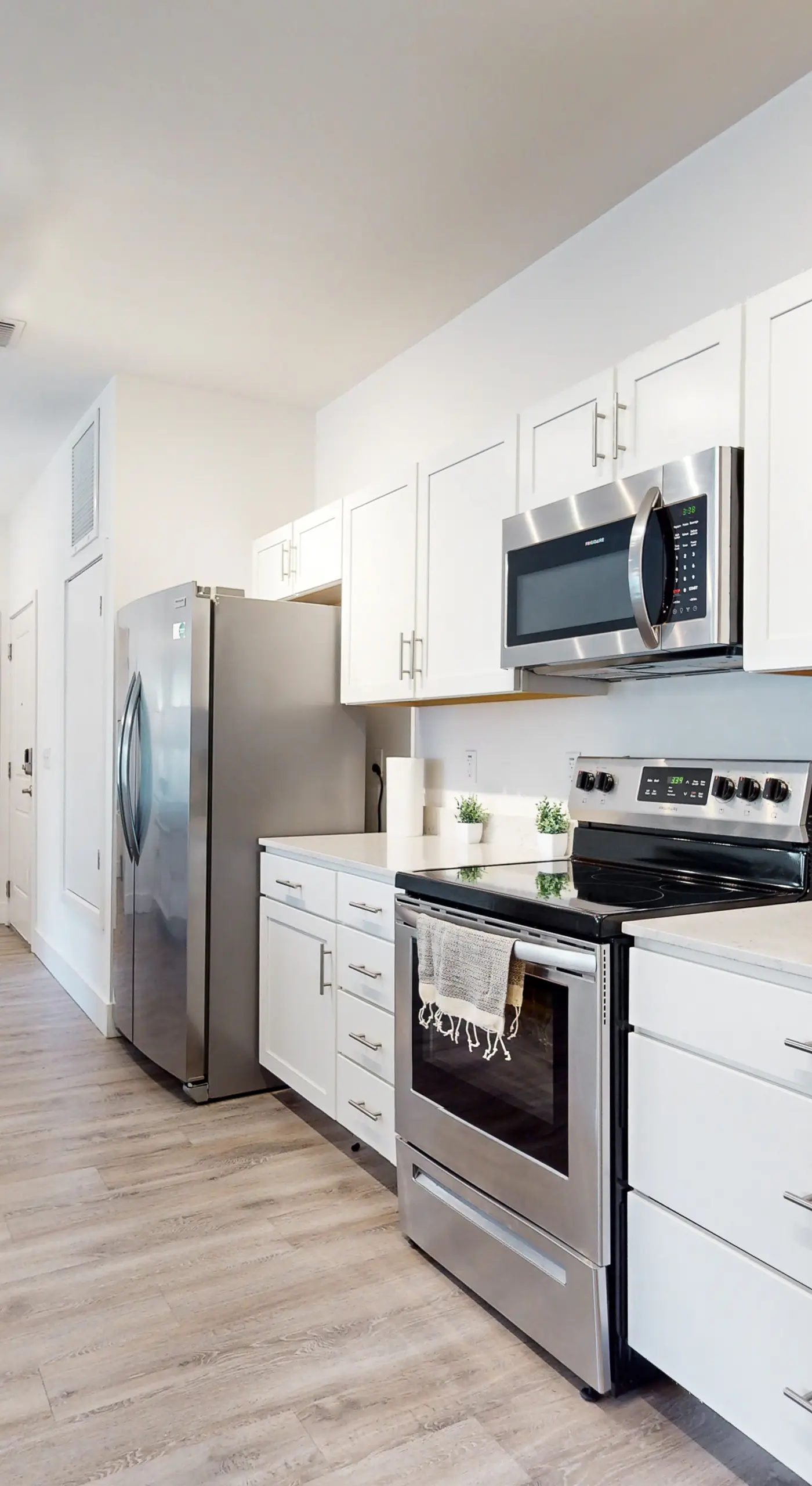2 Mi to UF Campus! Modern Luxury Apt w/ Pool