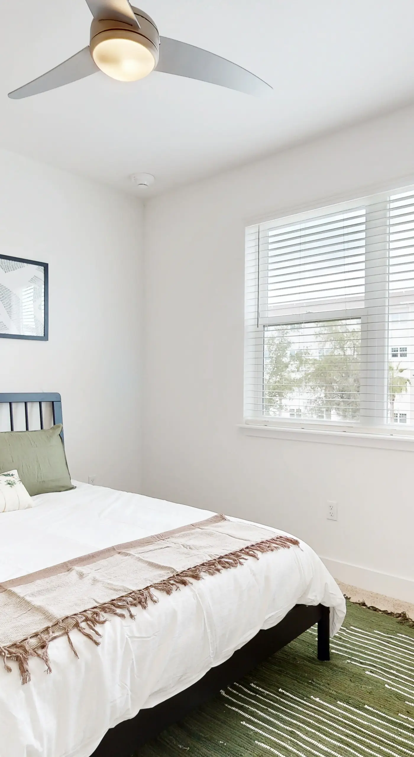 2 Mi to UF Campus! Modern Luxury Apt w/ Pool