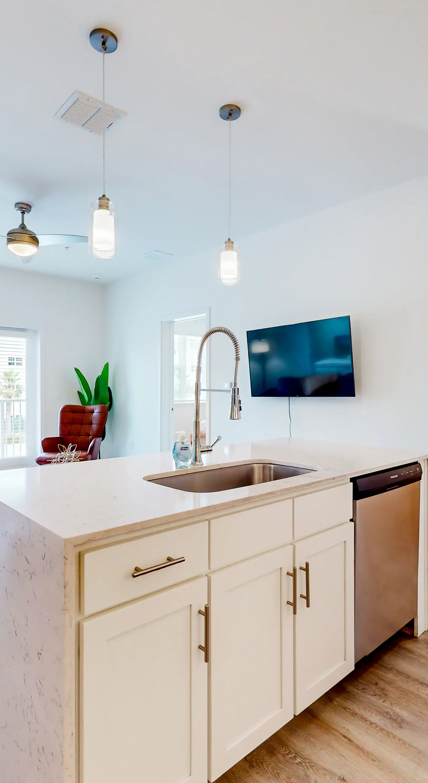 2 Mi to UF Campus! Dog-Friendly Condo w/ Pool