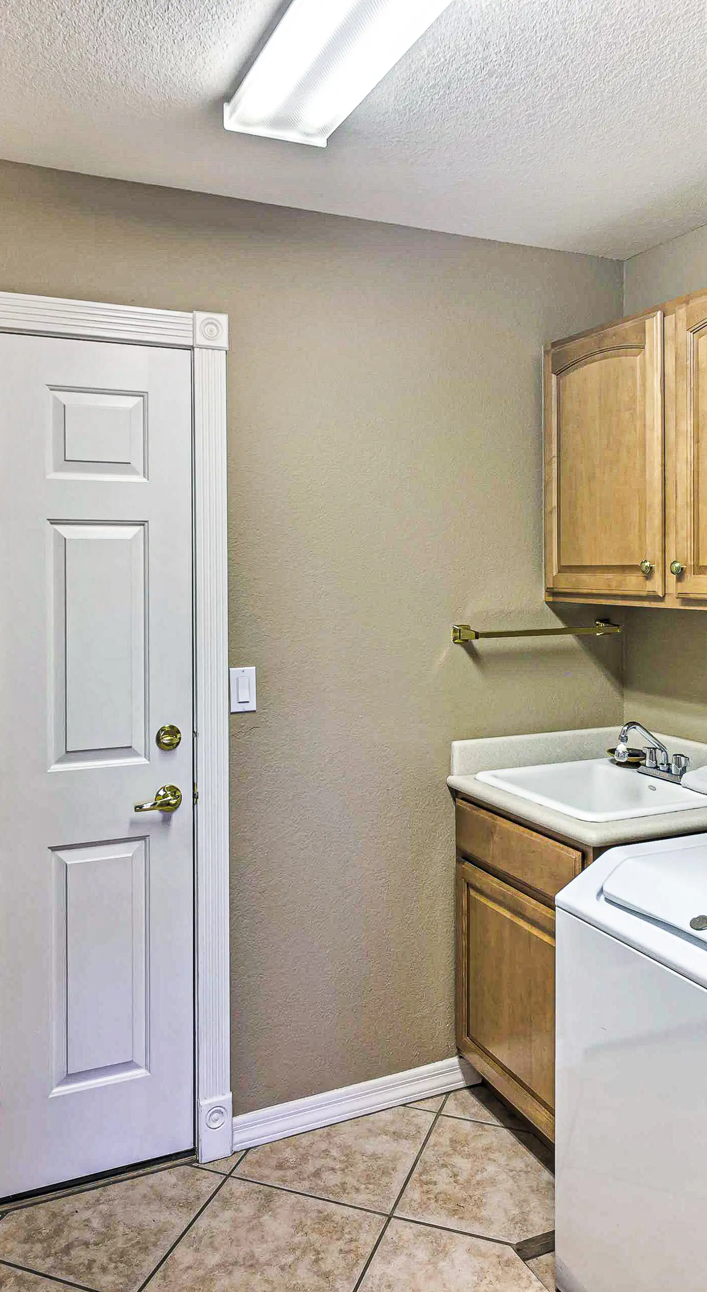Poolside Bliss: Pet-Friendly Lake Havasu City Gem