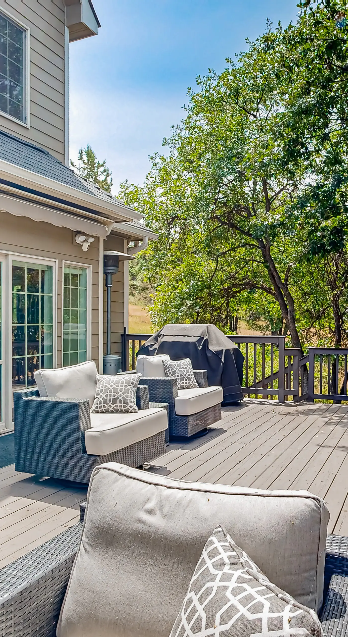 Hot Tub & Deck! Outdoor Basecamp in Klamath Falls