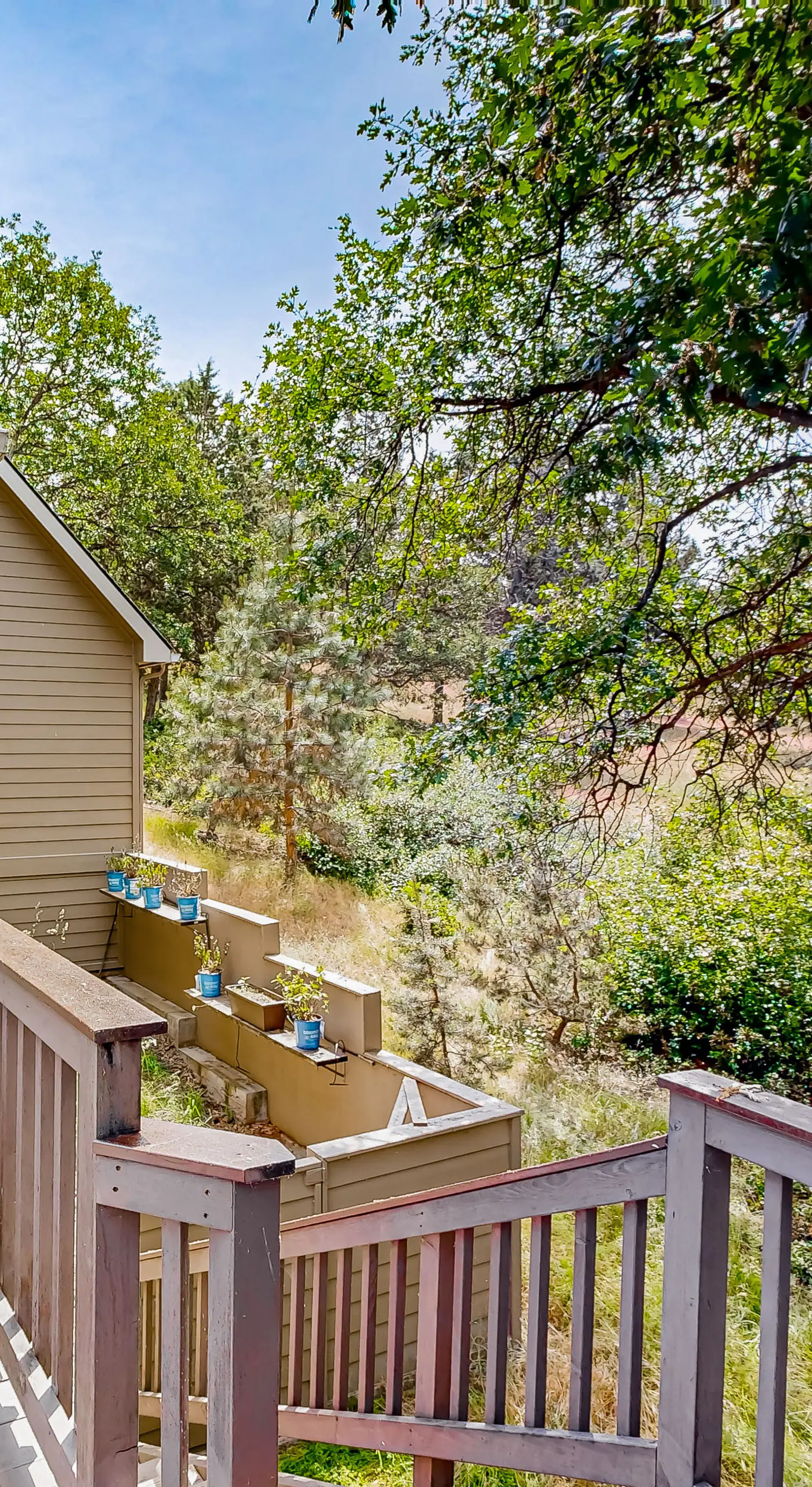 Hot Tub & Deck! Outdoor Basecamp in Klamath Falls