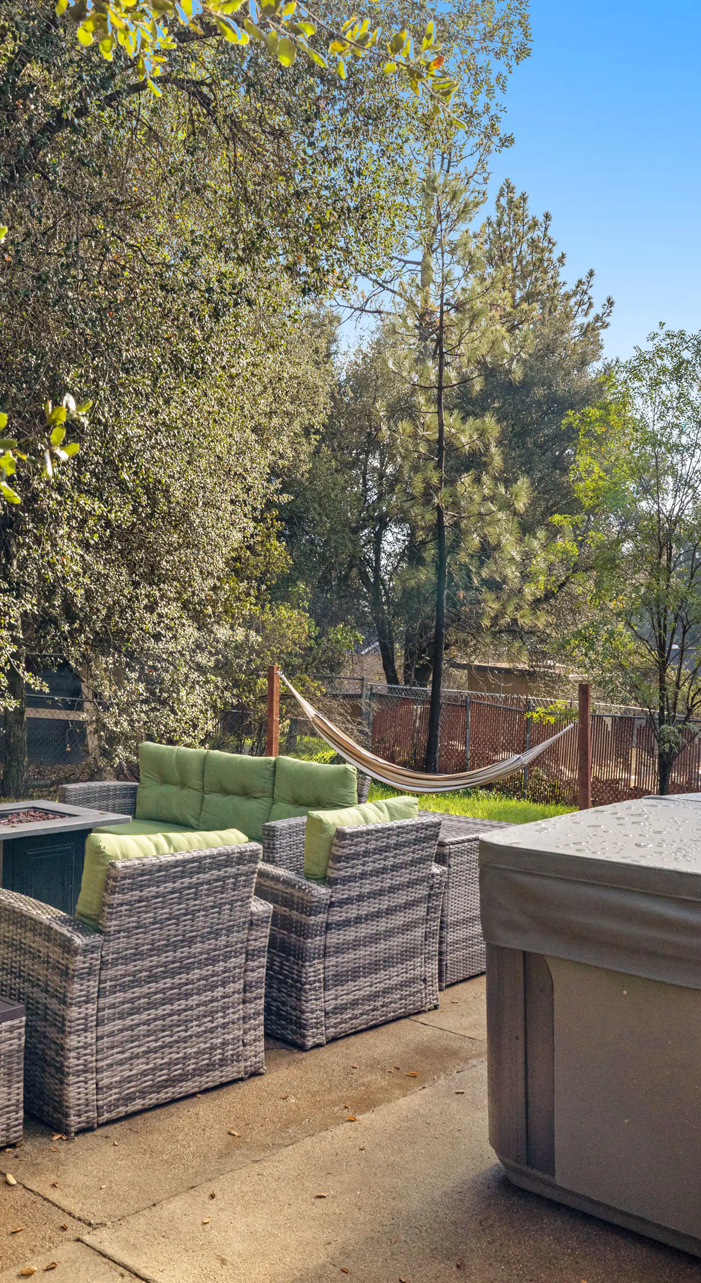 Buckthorn Beauty: Private Hot Tub & Lounge Space