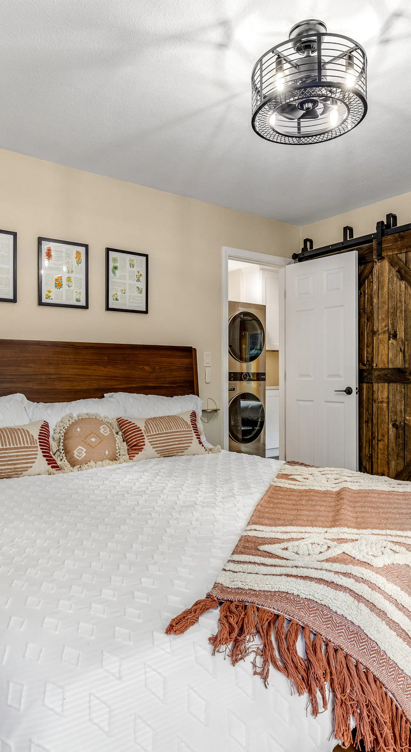 Buckthorn Beauty: Private Hot Tub & Lounge Space