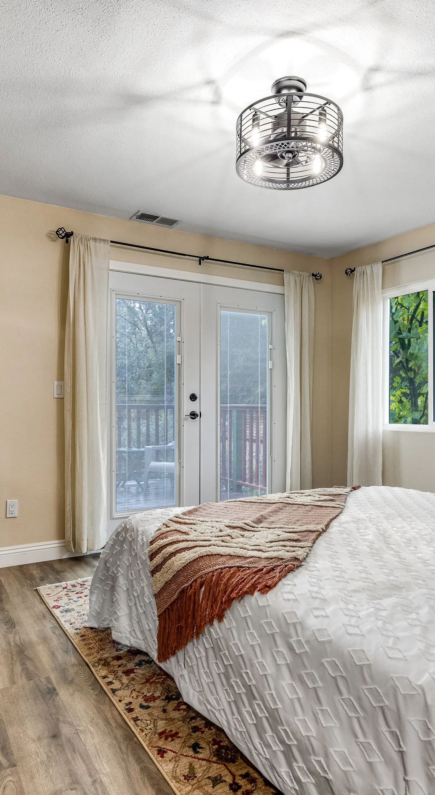 Buckthorn Beauty: Private Hot Tub & Lounge Space