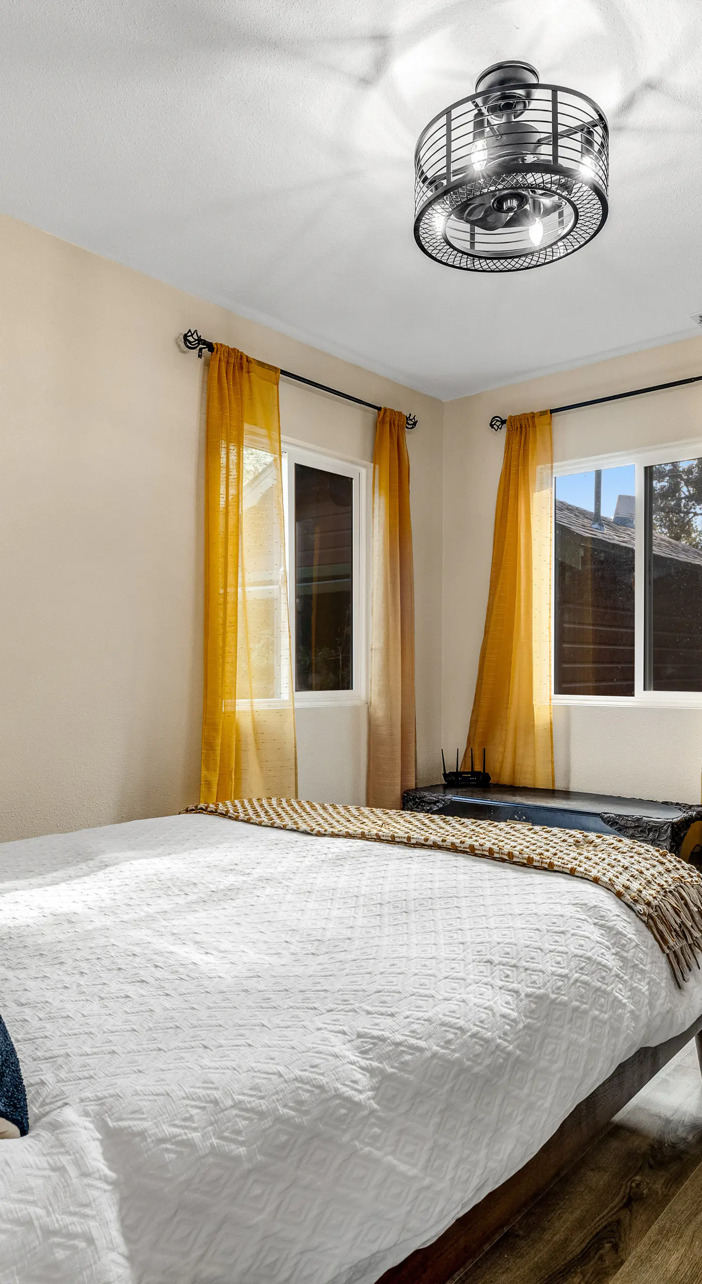 Buckthorn Beauty: Private Hot Tub & Lounge Space