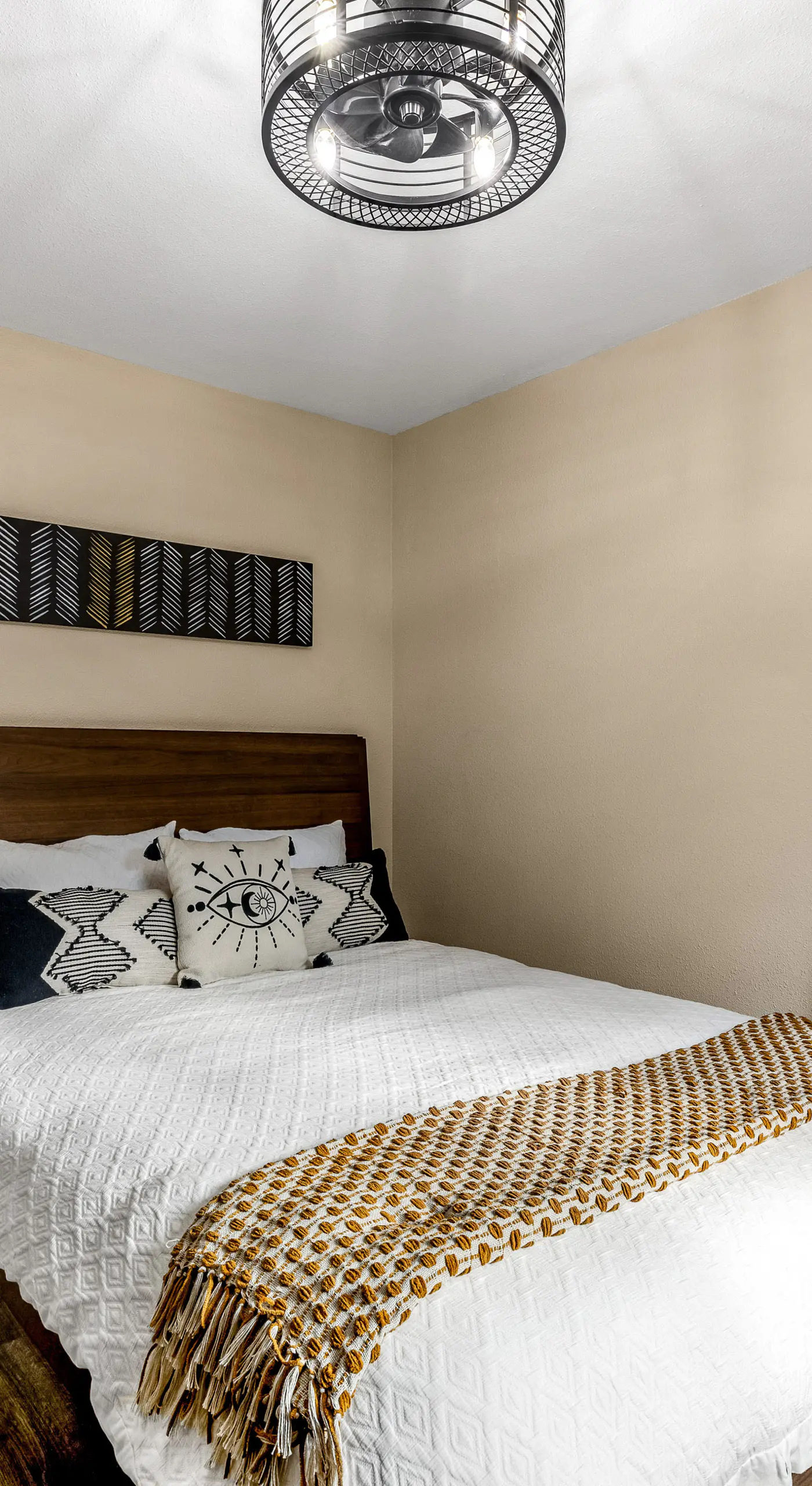 Buckthorn Beauty: Private Hot Tub & Lounge Space
