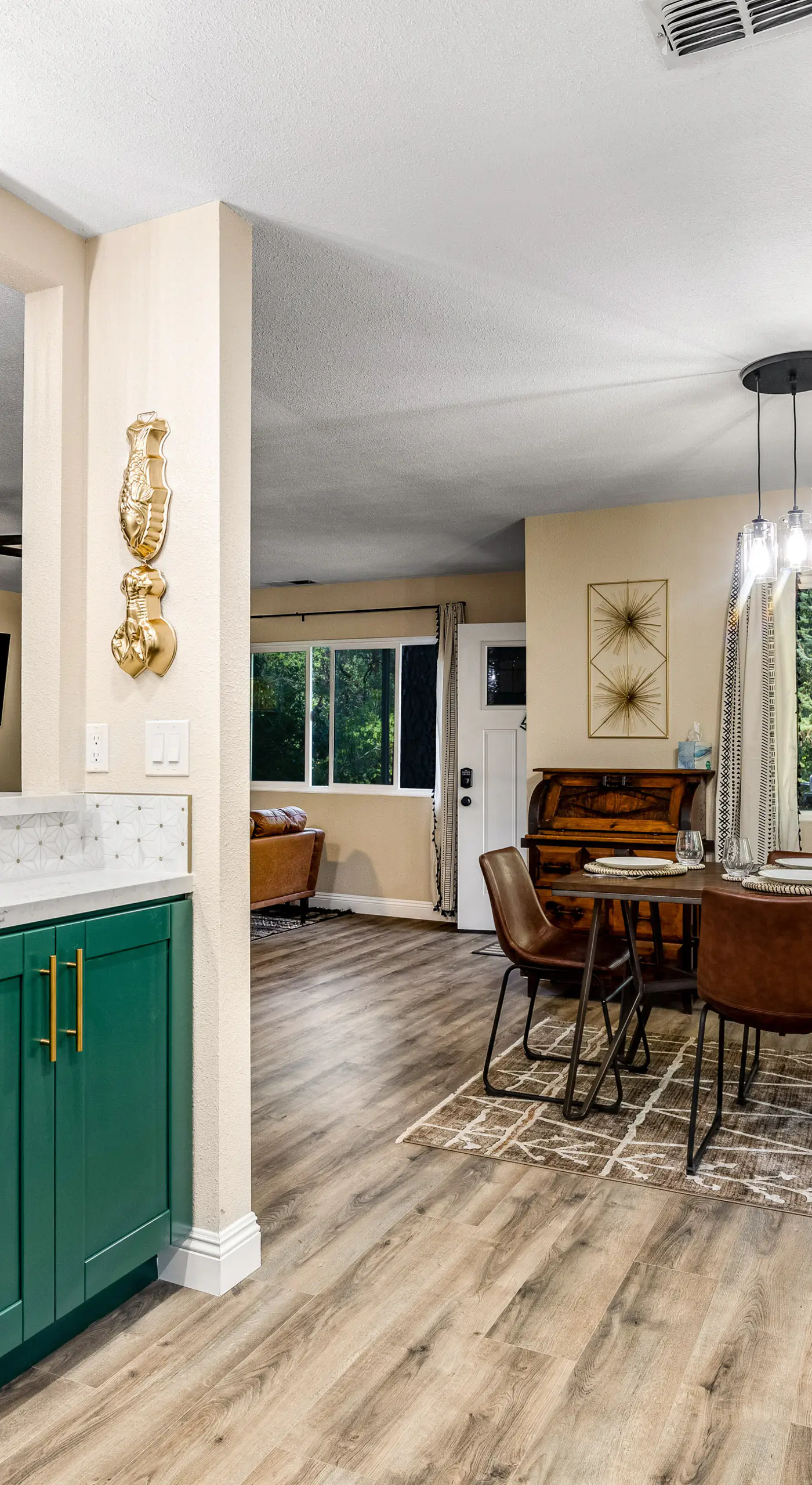 Buckthorn Beauty: Private Hot Tub & Lounge Space