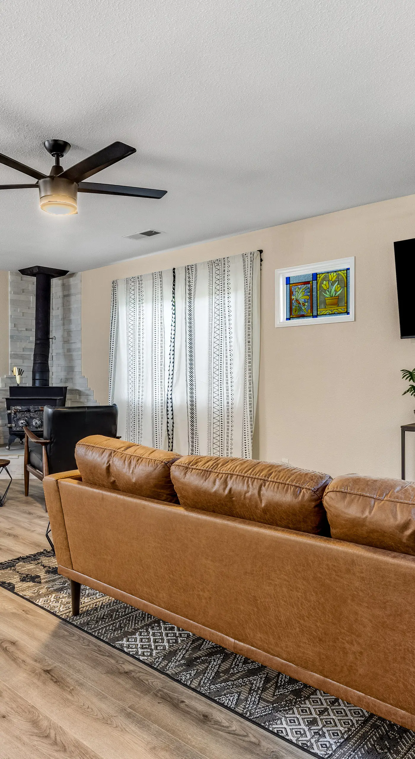 Buckthorn Beauty: Private Hot Tub & Lounge Space