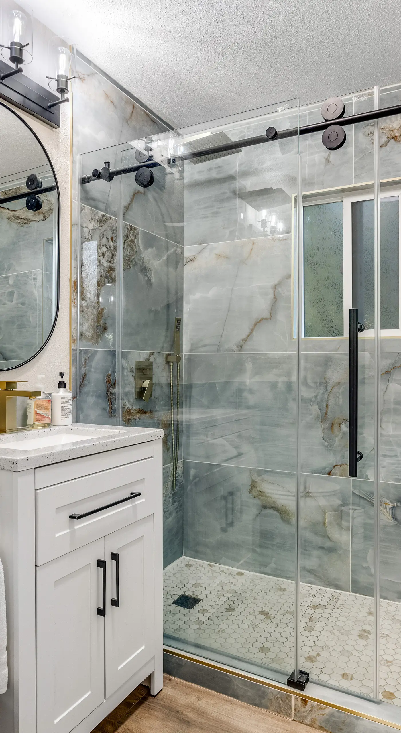Buckthorn Beauty: Private Hot Tub & Lounge Space