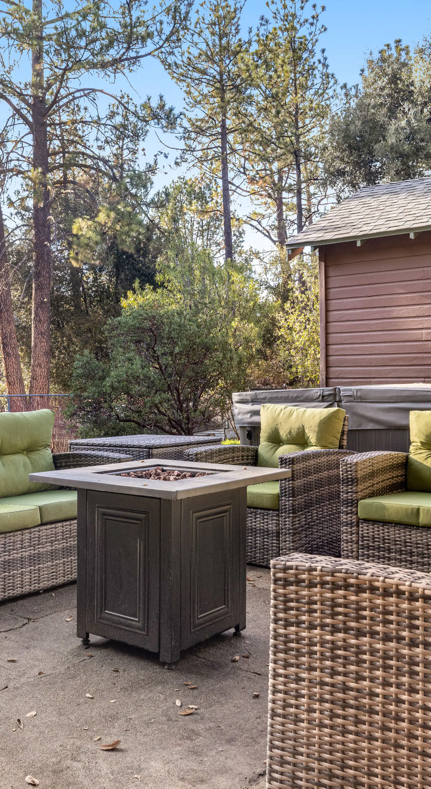Buckthorn Beauty: Private Hot Tub & Lounge Space