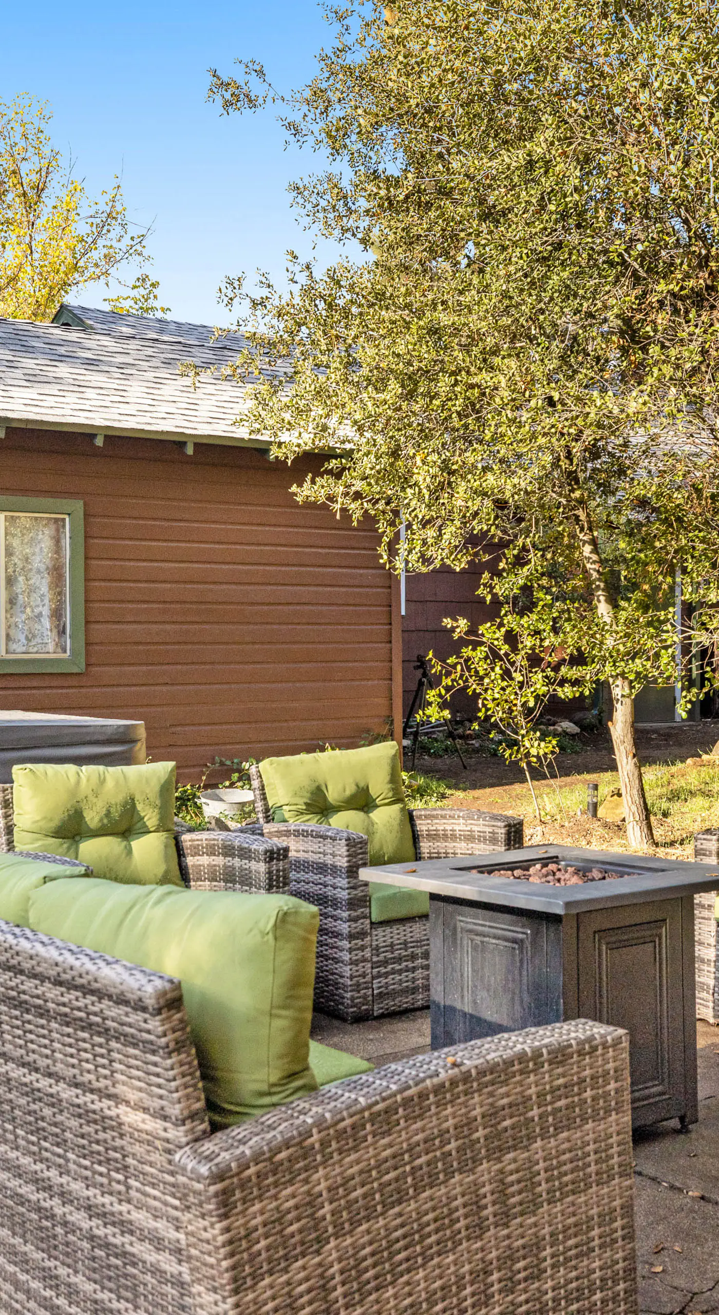 Buckthorn Beauty: Private Hot Tub & Lounge Space