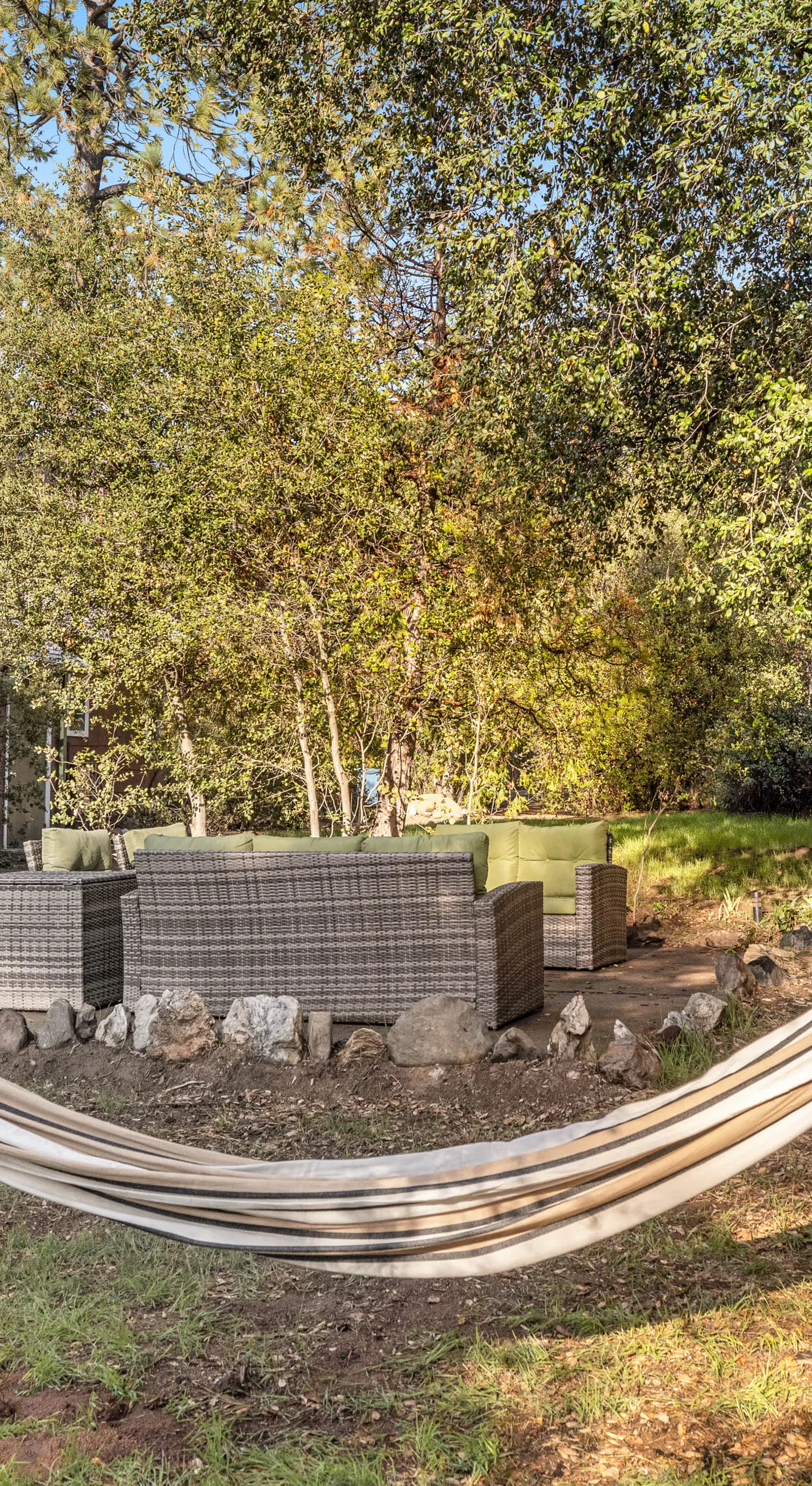 Buckthorn Beauty: Private Hot Tub & Lounge Space