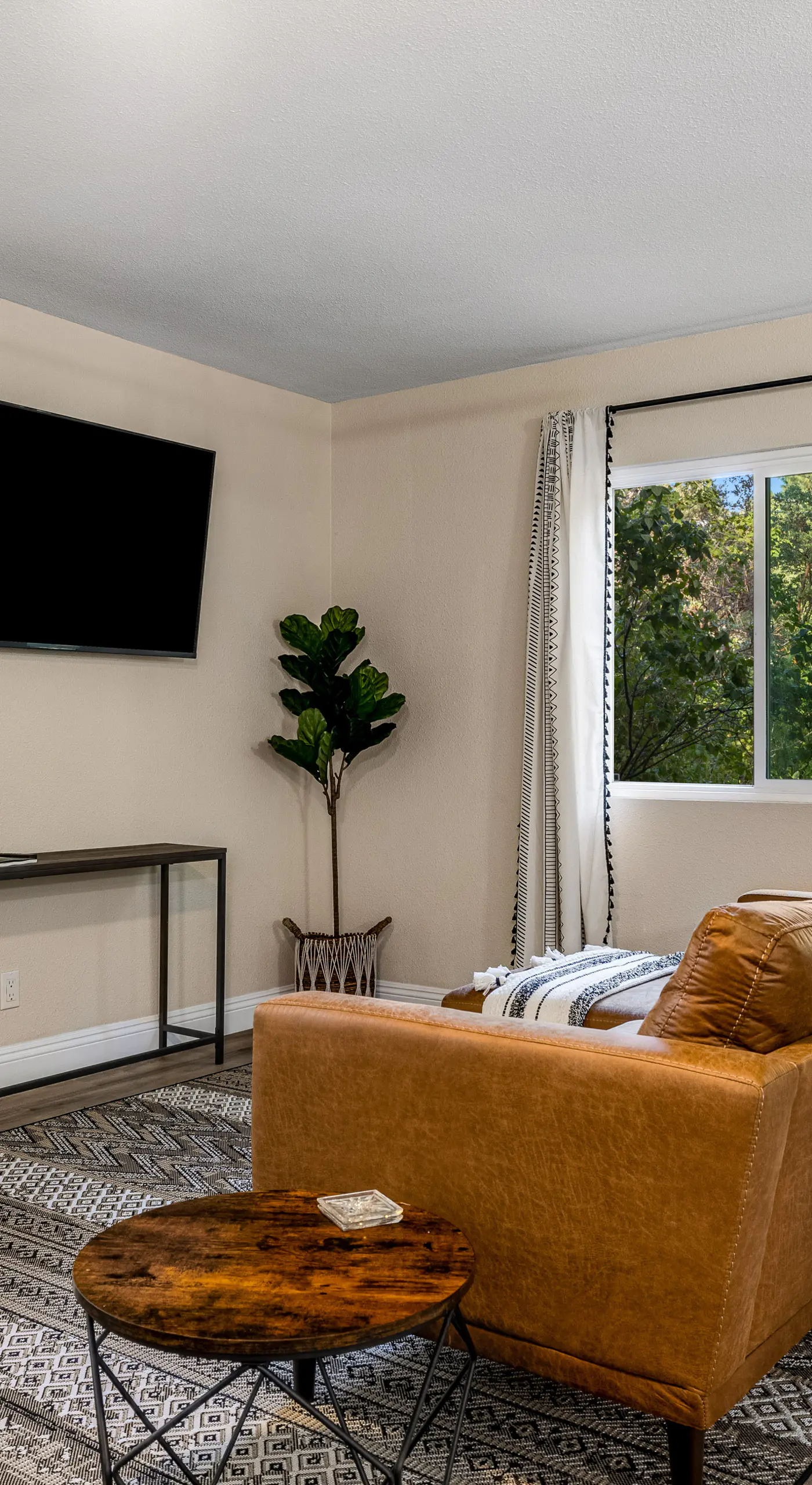 Buckthorn Beauty: Private Hot Tub & Lounge Space
