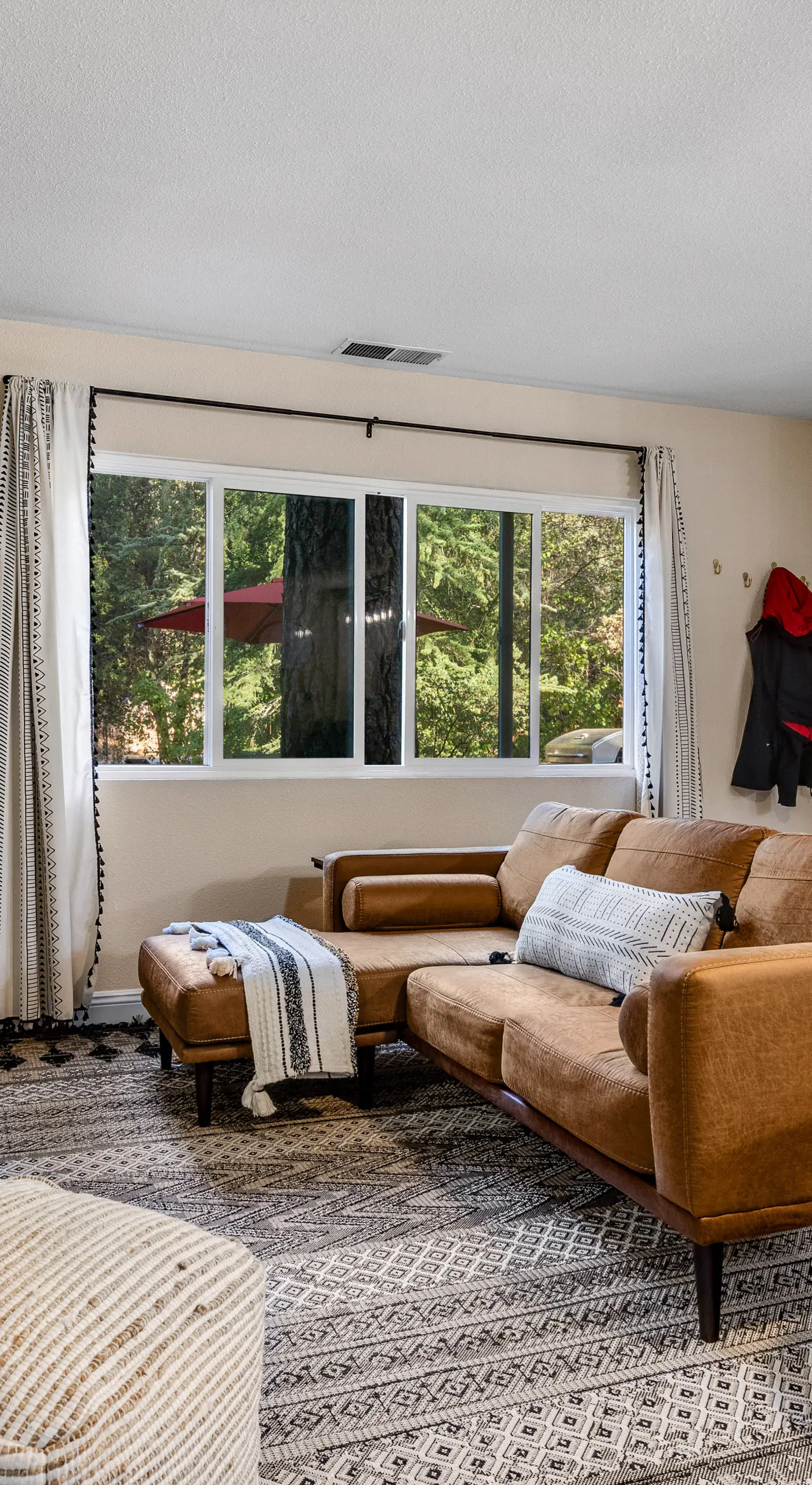 Buckthorn Beauty: Private Hot Tub & Lounge Space