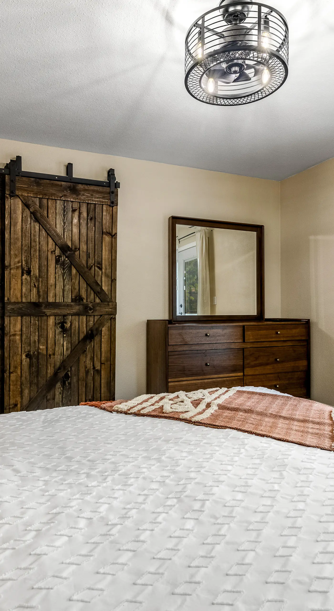 Buckthorn Beauty: Private Hot Tub & Lounge Space
