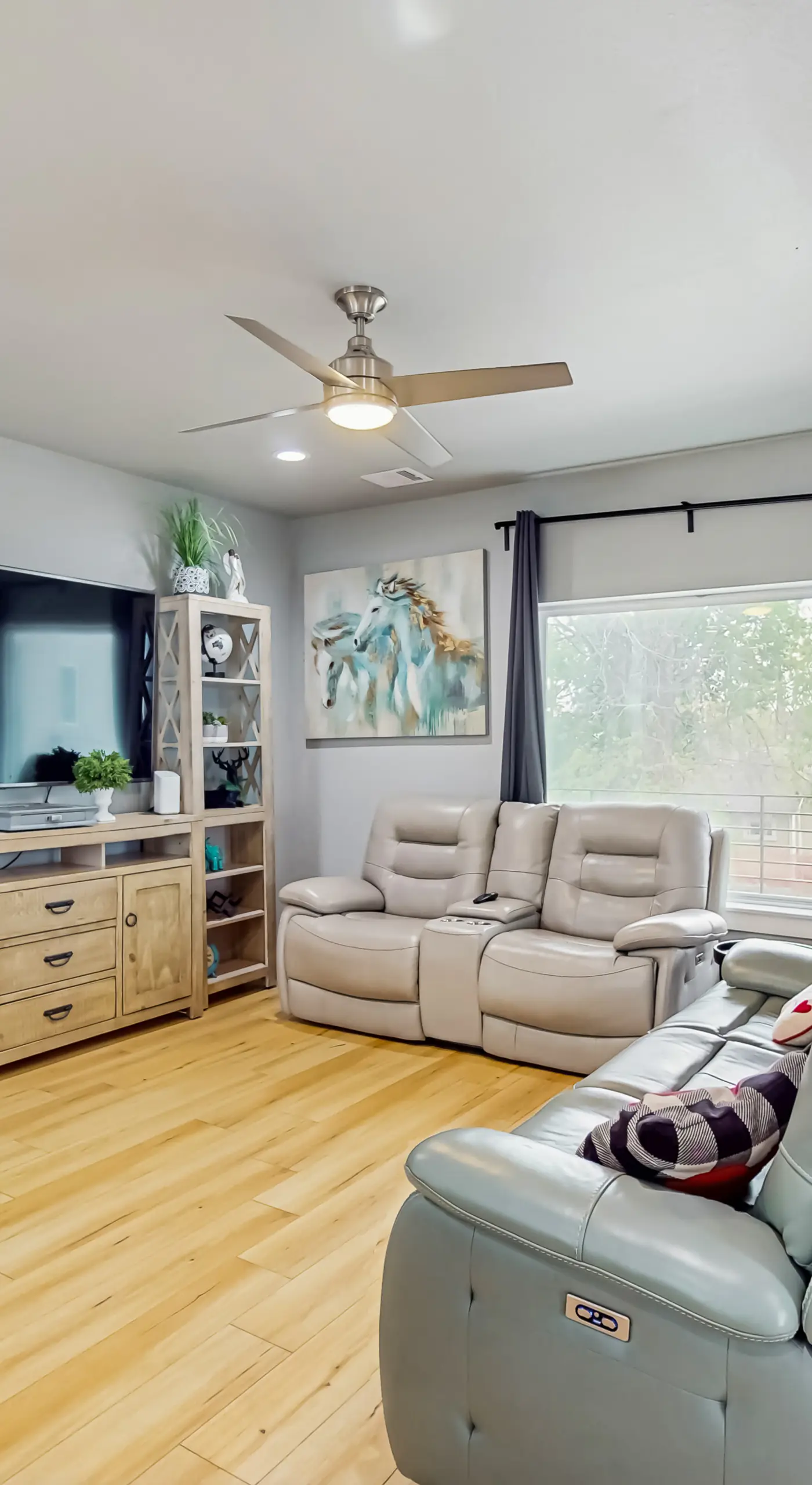 3 BR Home w/ billiards & ping pong, Near Downtown
