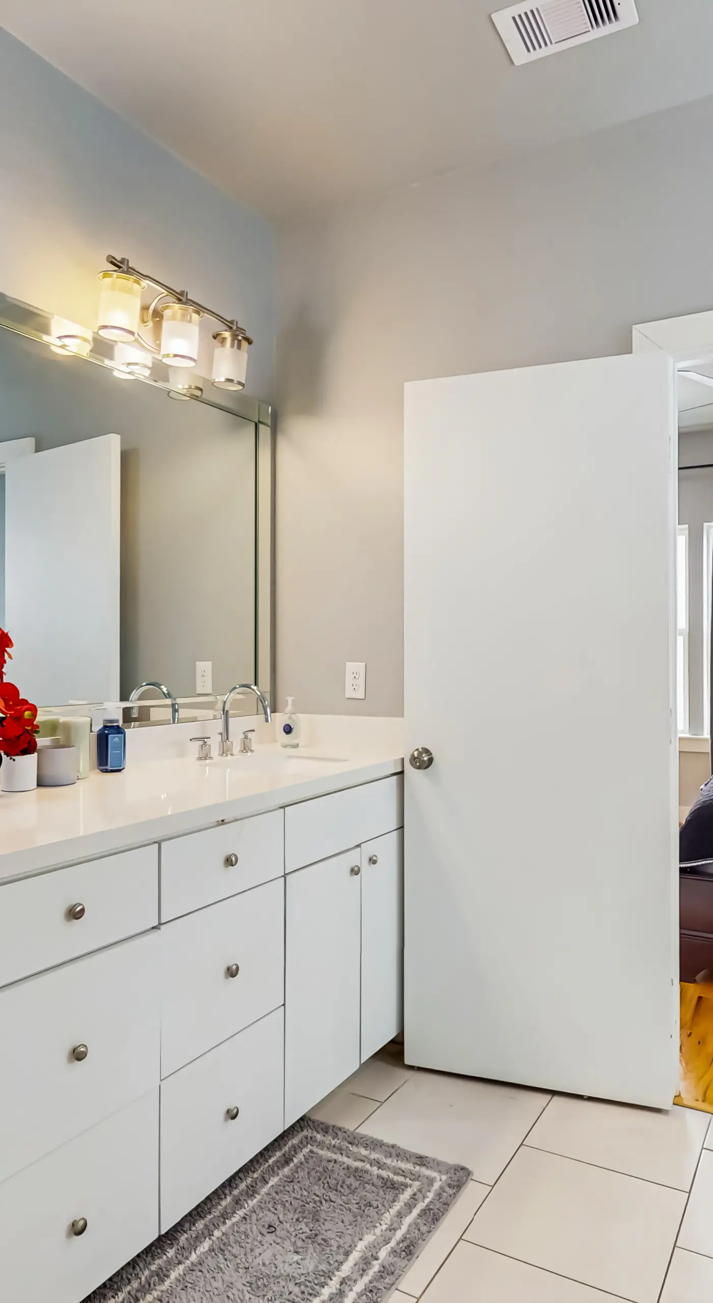 3 BR Home w/ billiards & ping pong, Near Downtown