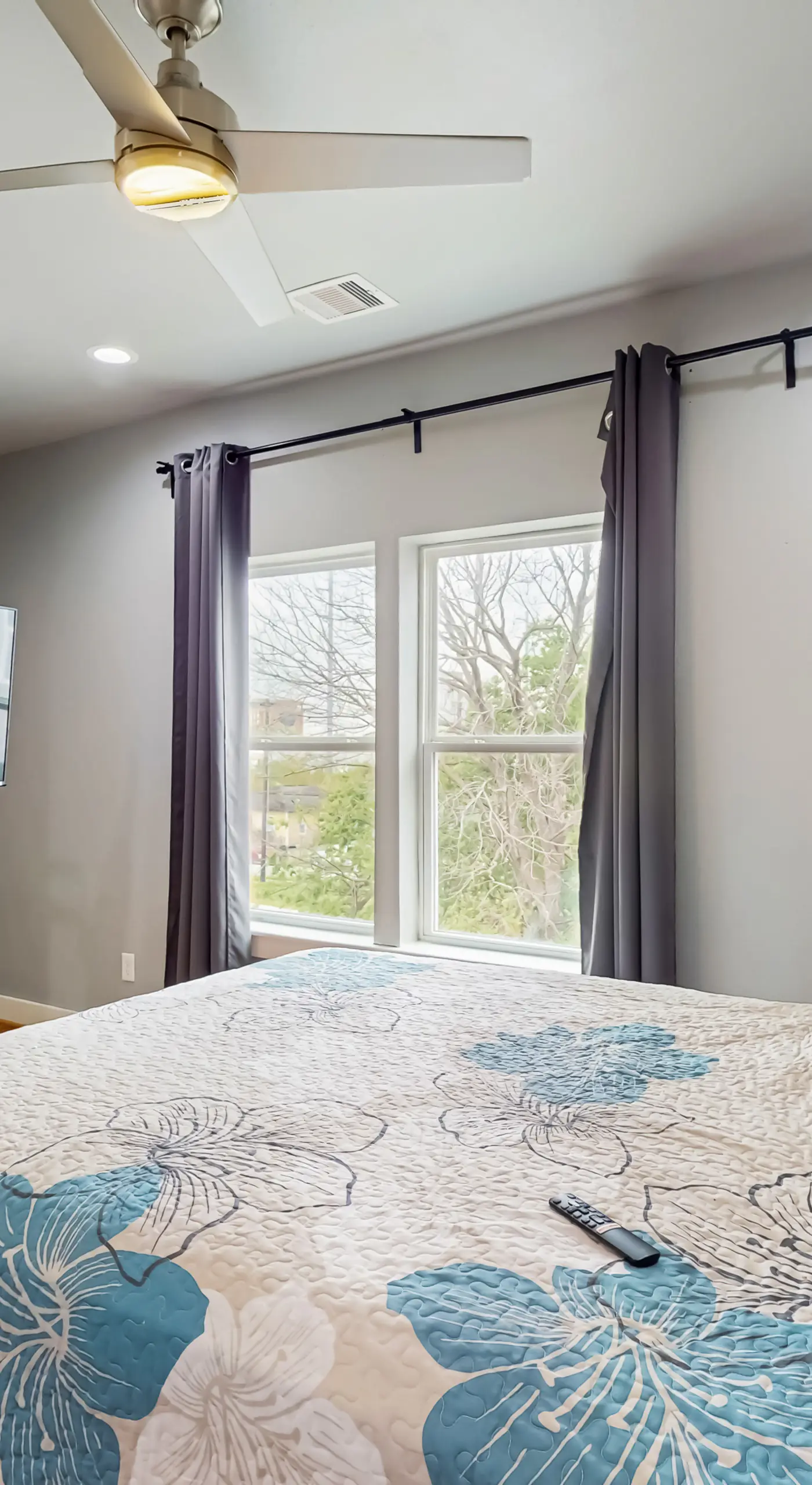 3 BR Home w/ billiards & ping pong, Near Downtown