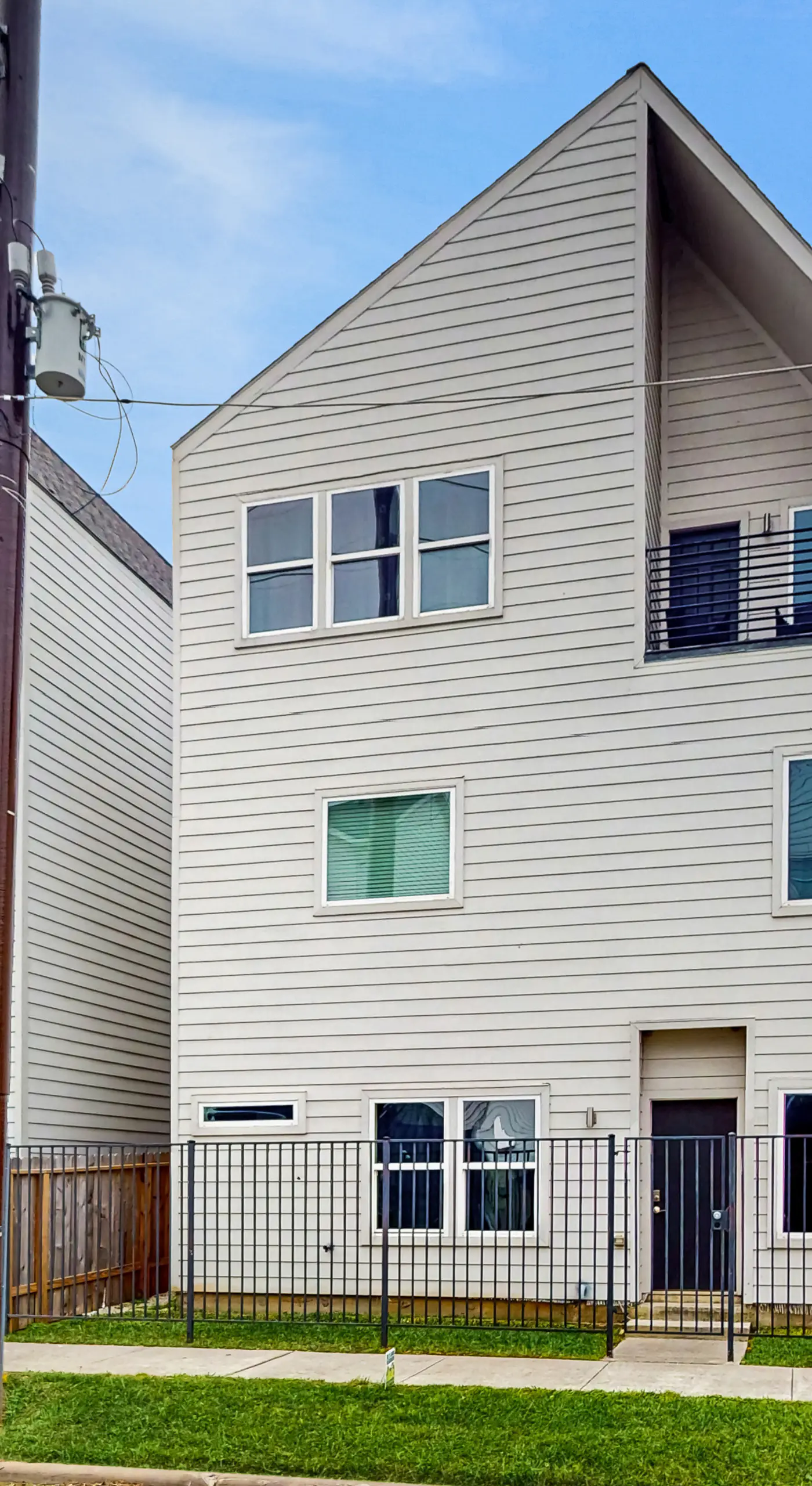3 BR Home w/ billiards & ping pong, Near Downtown