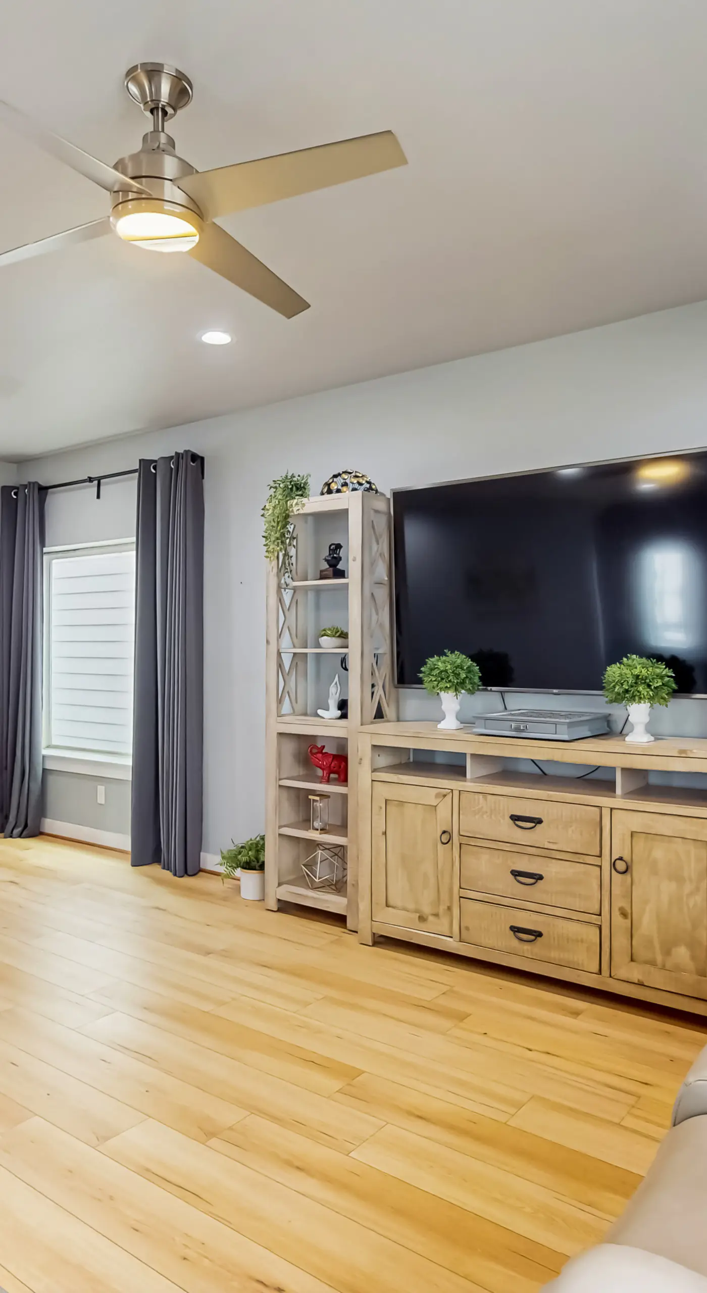 3 BR Home w/ billiards & ping pong, Near Downtown