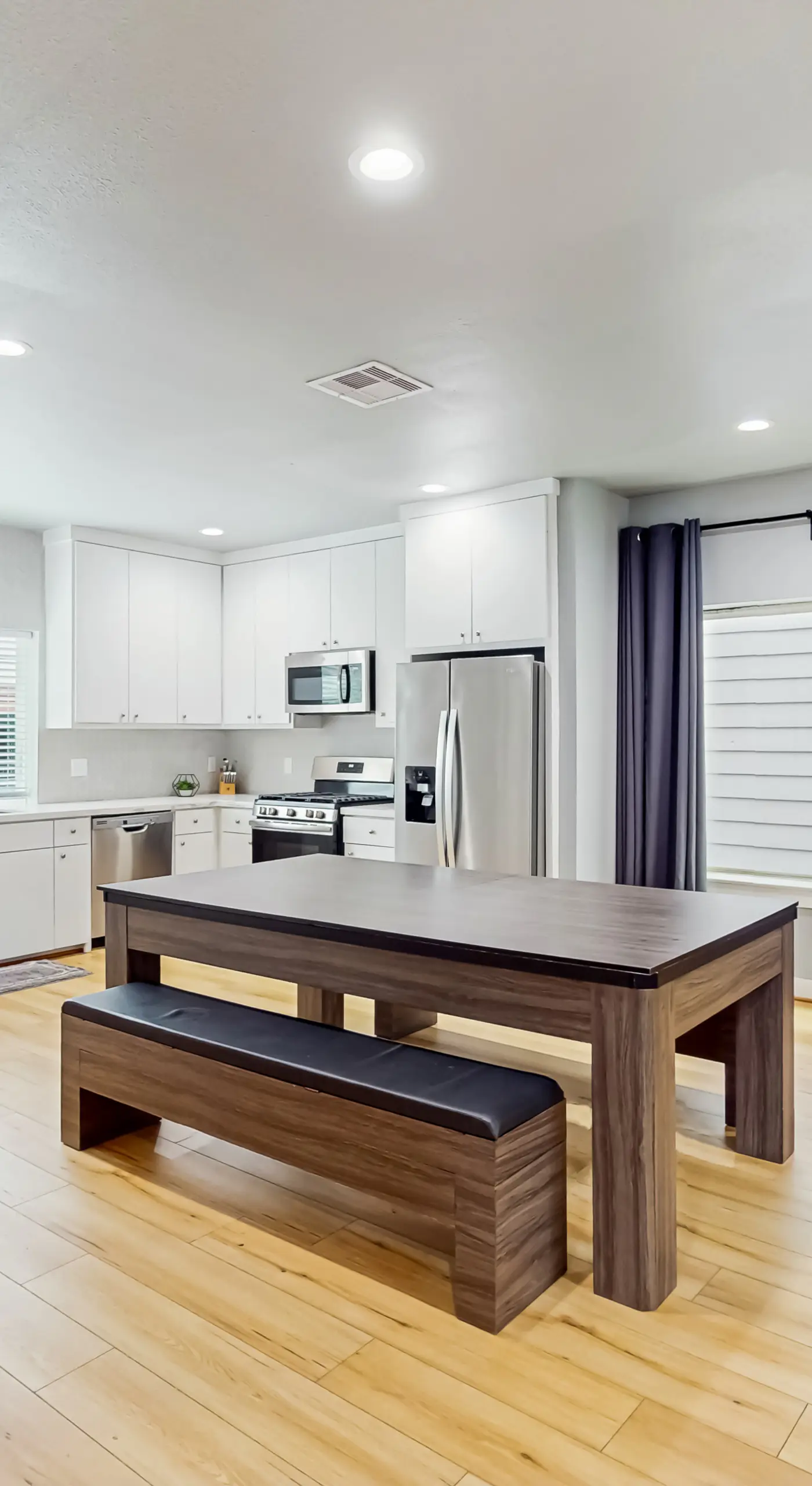 3 BR Home w/ billiards & ping pong, Near Downtown