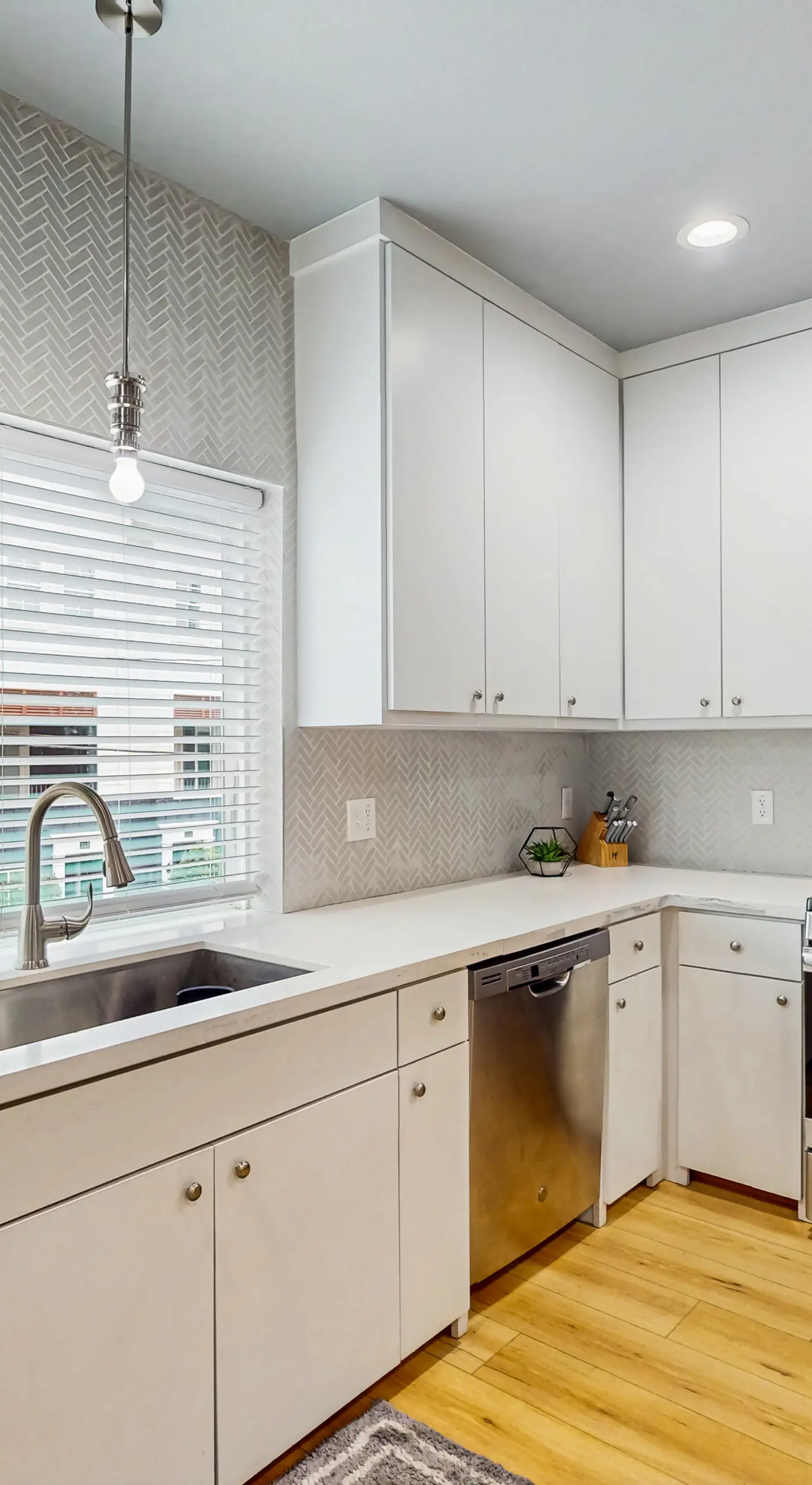 3 BR Home w/ billiards & ping pong, Near Downtown