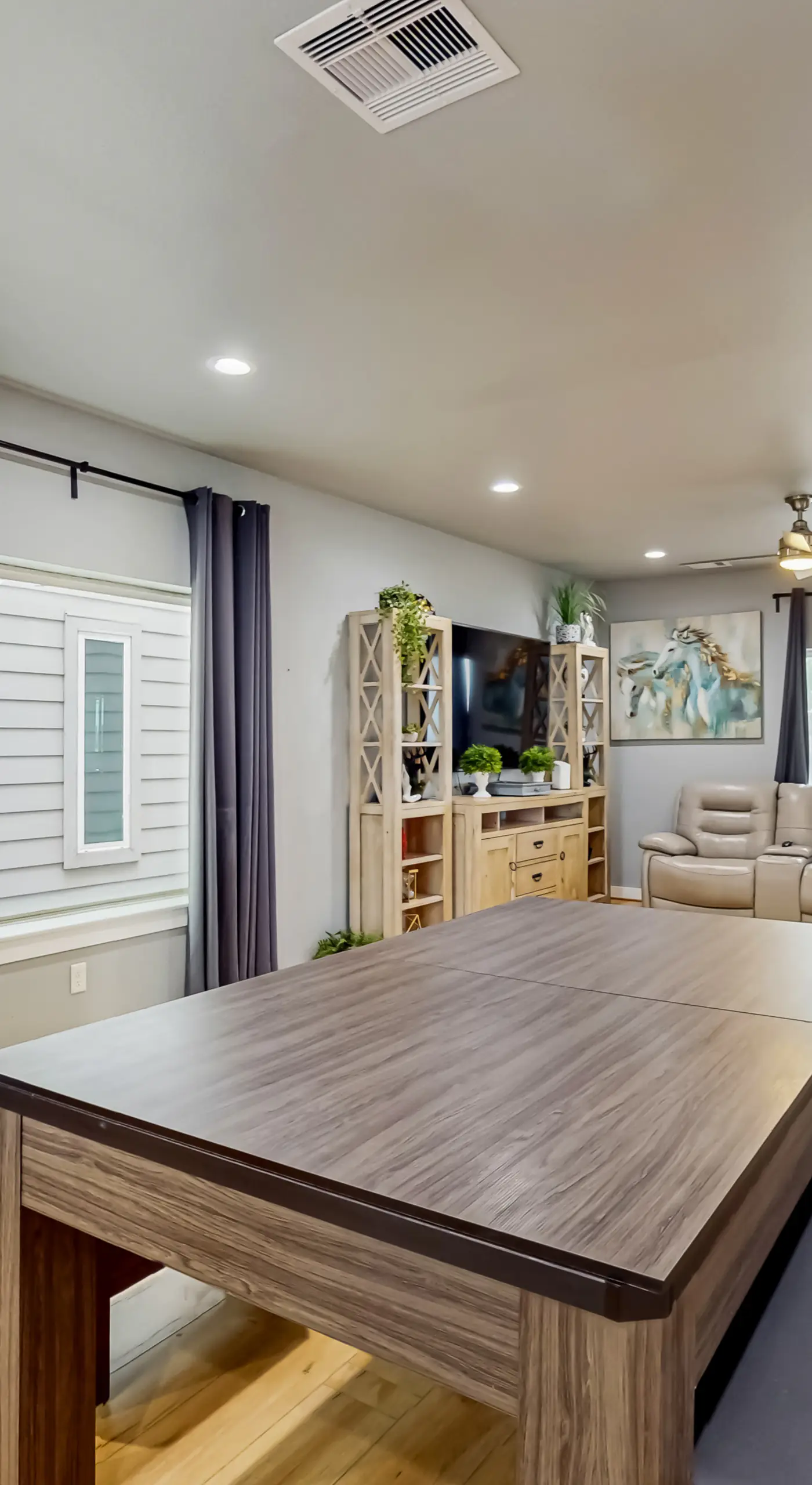 3 BR Home w/ billiards & ping pong, Near Downtown