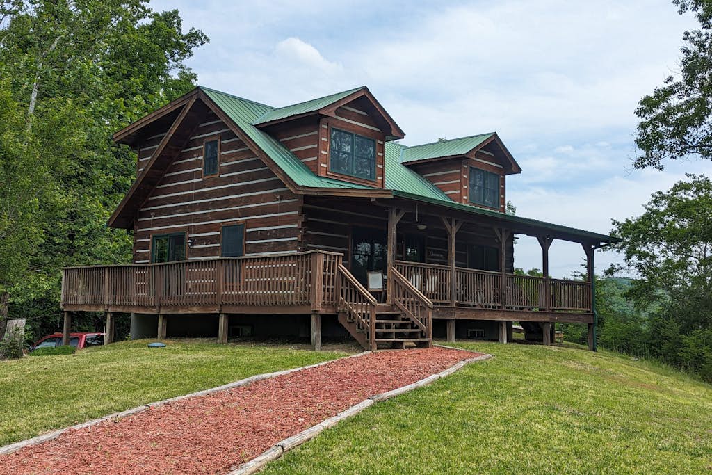 Hot Tub & River Views: 'Doolittle Mountain Cabin' | 3 Bed Marshall