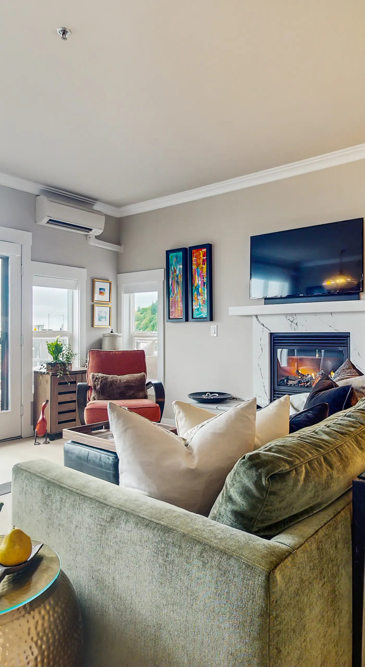 Cascade Mtn & Water Views! Couples Getaway