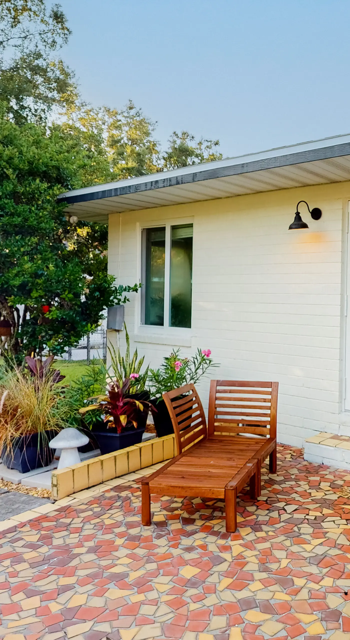Steps to Lake Hollingsworth! Dog-Friendly Retreat