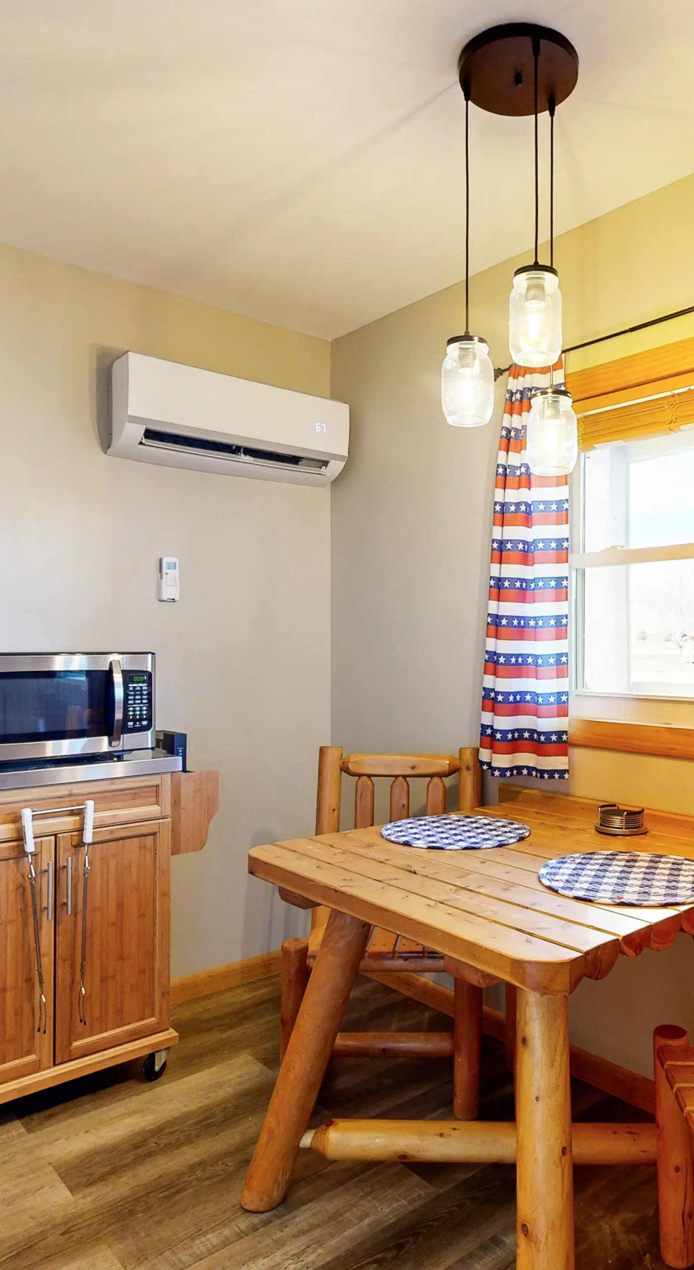 Pet Friendly! Countryside Couples Stay in Illinois