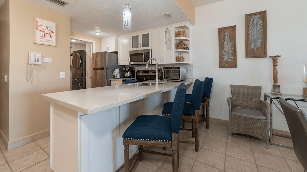 Princesa Resort B303 – Renovated Ocean View Retreat on Sandy Beach