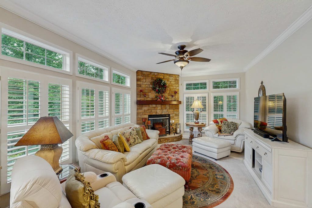 Cozy house w/ mountain views, deck, dog-friendly, outdoor dining, jacuzzi, w/d
