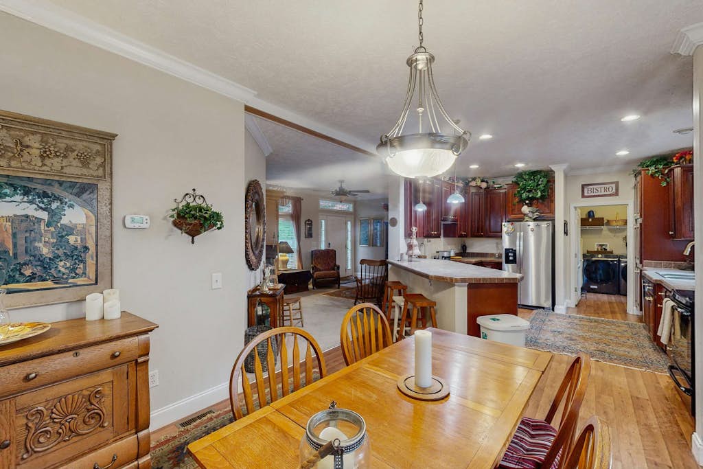 Cozy house w/ mountain views, deck, dog-friendly, outdoor dining, jacuzzi, w/d