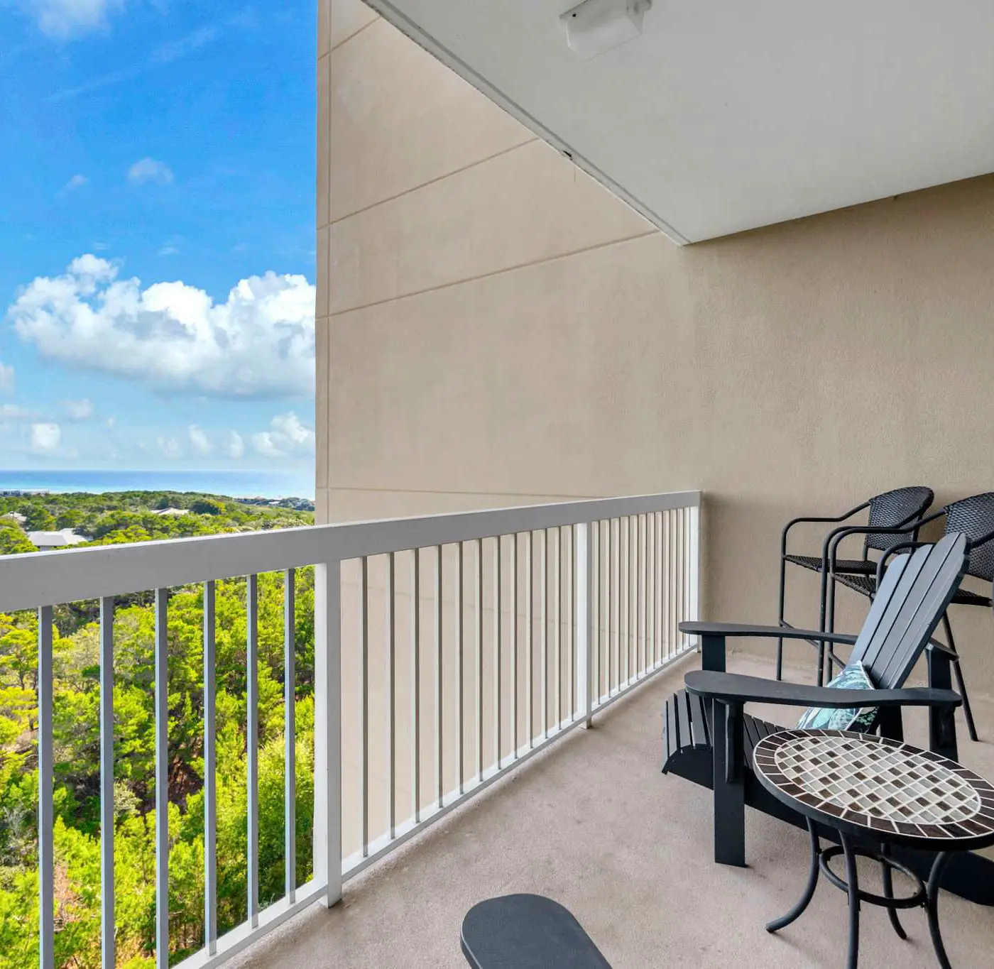 Vibrant condo with Resort amenities near beach