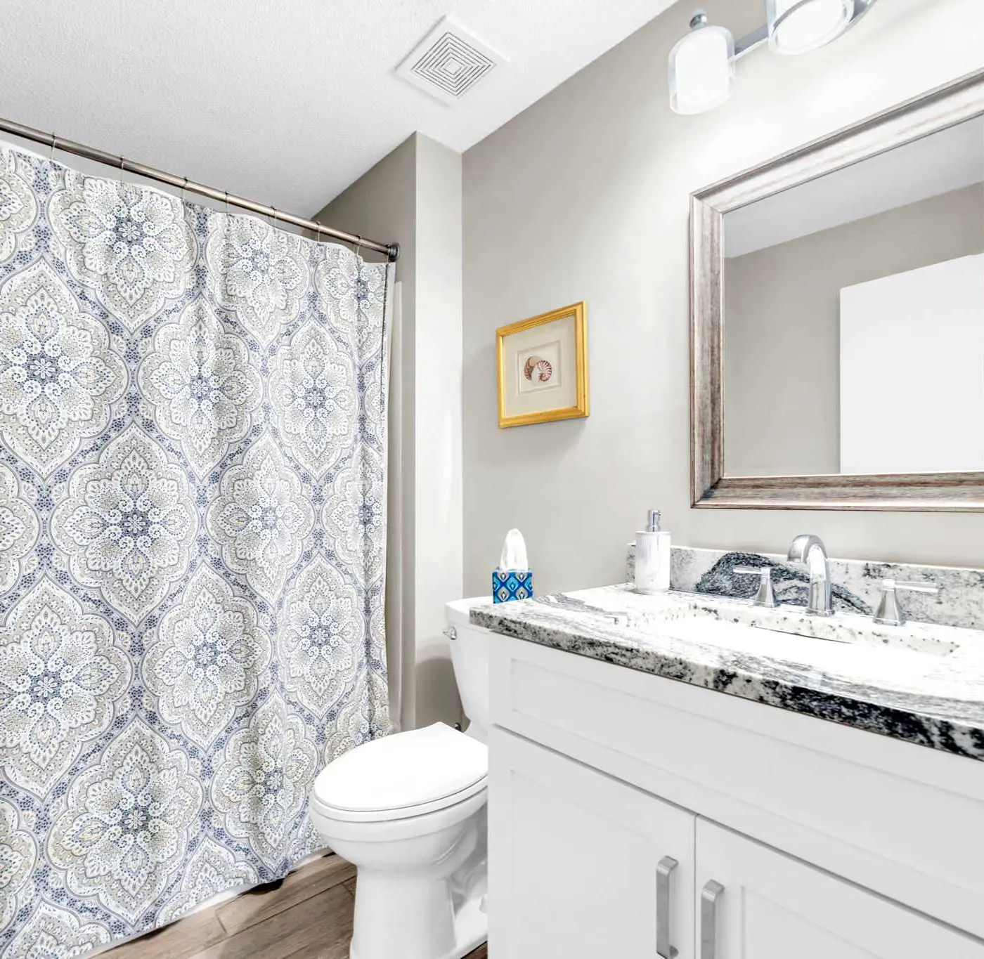 Vibrant condo with Resort amenities near beach
