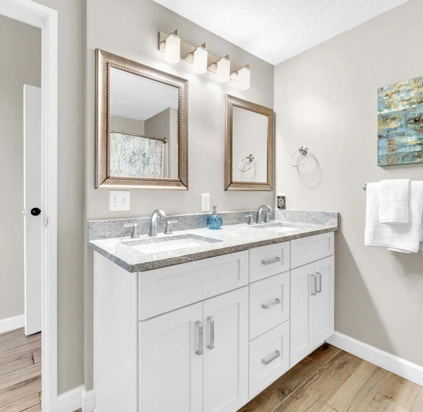 Vibrant condo with Resort amenities near beach