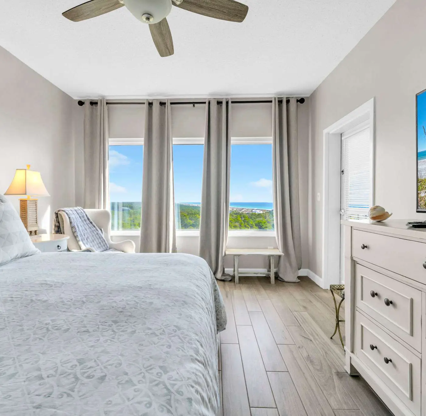 Vibrant condo with Resort amenities near beach
