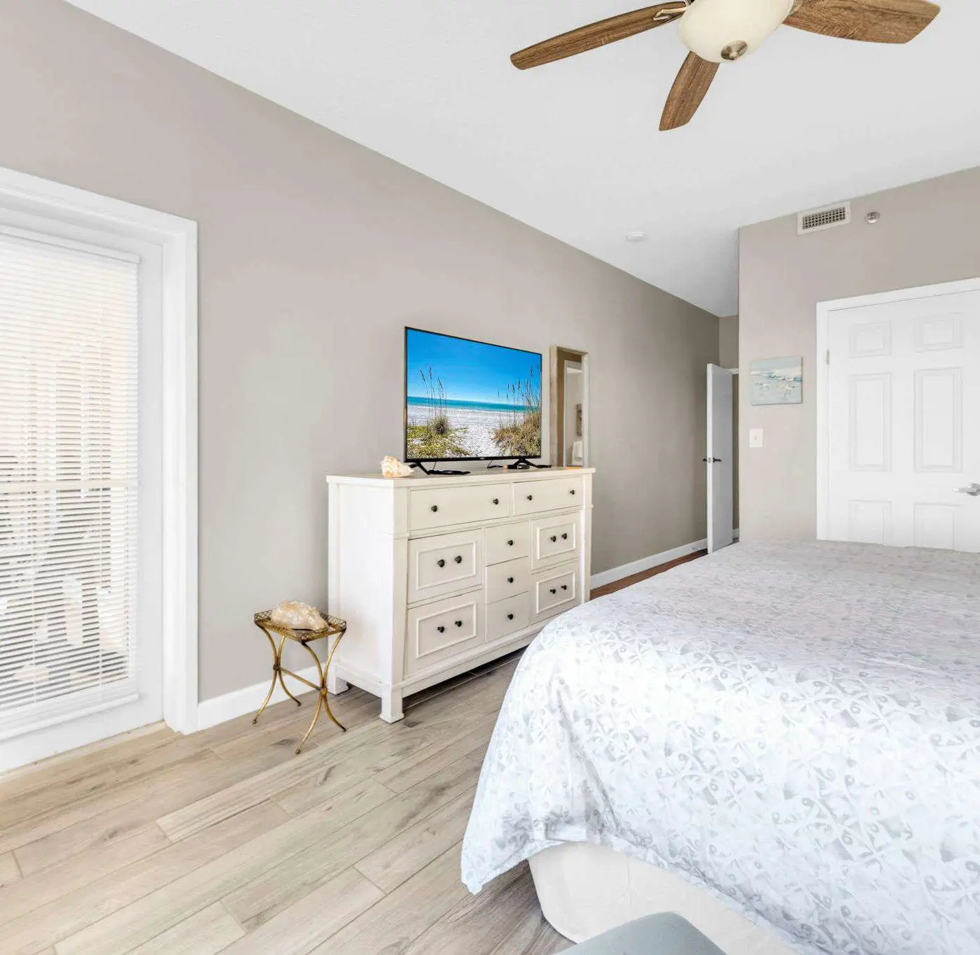 Vibrant condo with Resort amenities near beach
