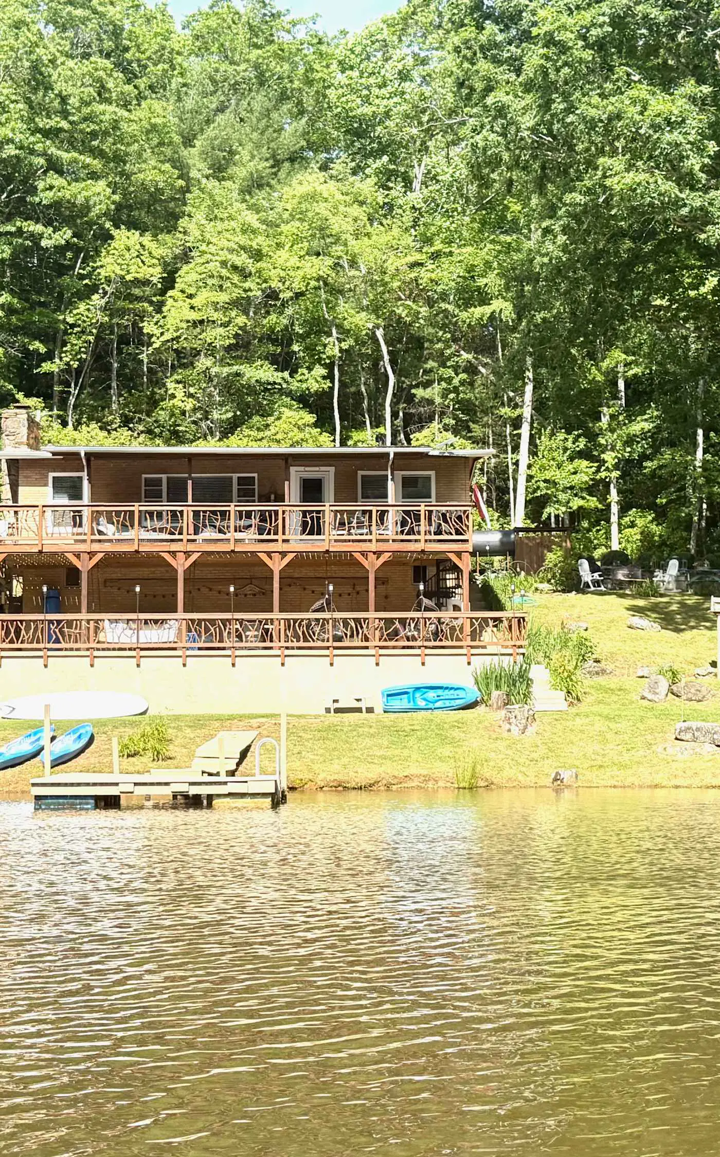 Lakeside Cove, Private Lake, Dog-friendly, Trout Fishing & Mountain Views