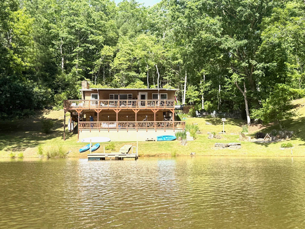 Lakeside Cove, Private Lake, Dog-friendly, Trout Fishing & Mountain Views