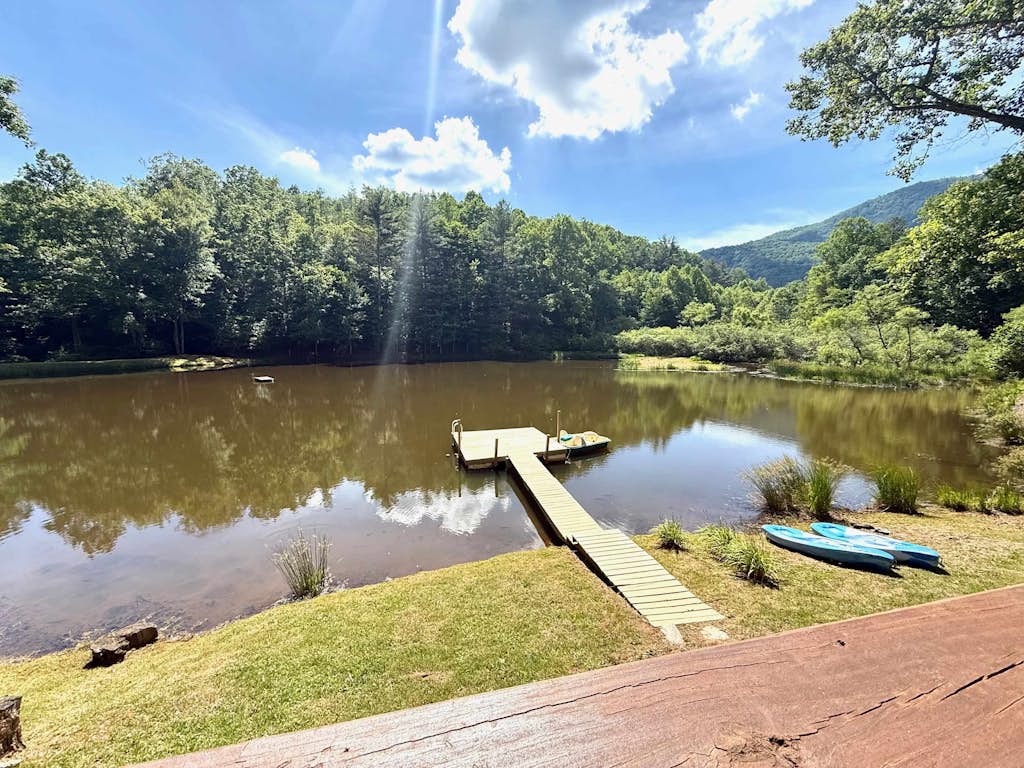 Lakeside Cove, Private Lake, Dog-friendly, Trout Fishing & Mountain Views