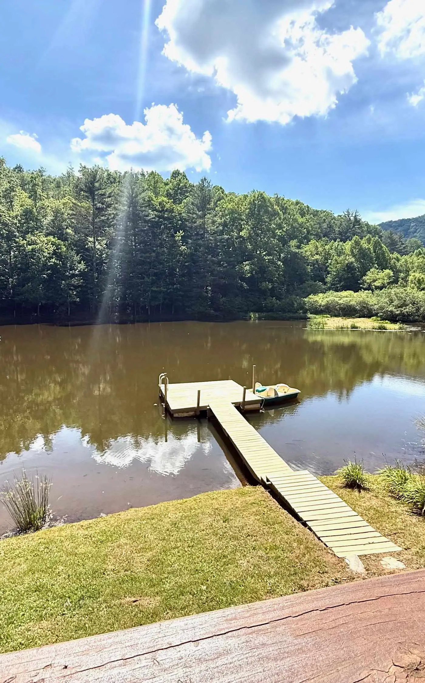 Lakeside Cove, Private Lake, Dog-friendly, Trout Fishing & Mountain Views